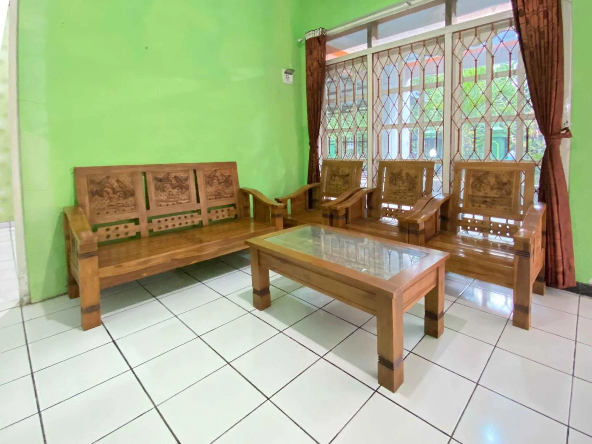 Seating area in Guest House Hj Muriyah Syariah Slawi Mitra RedDoorz