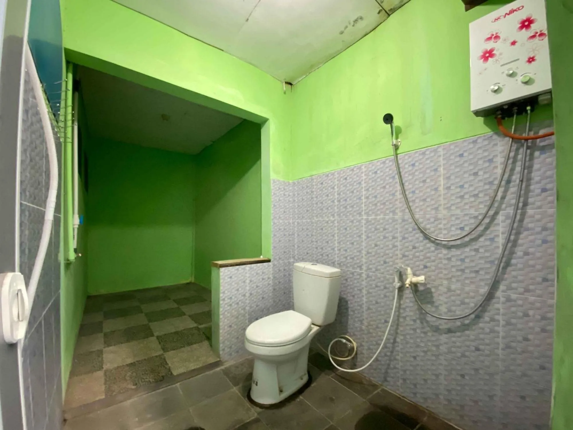 Shower in Guest House Hj Muriyah Syariah Slawi Mitra RedDoorz