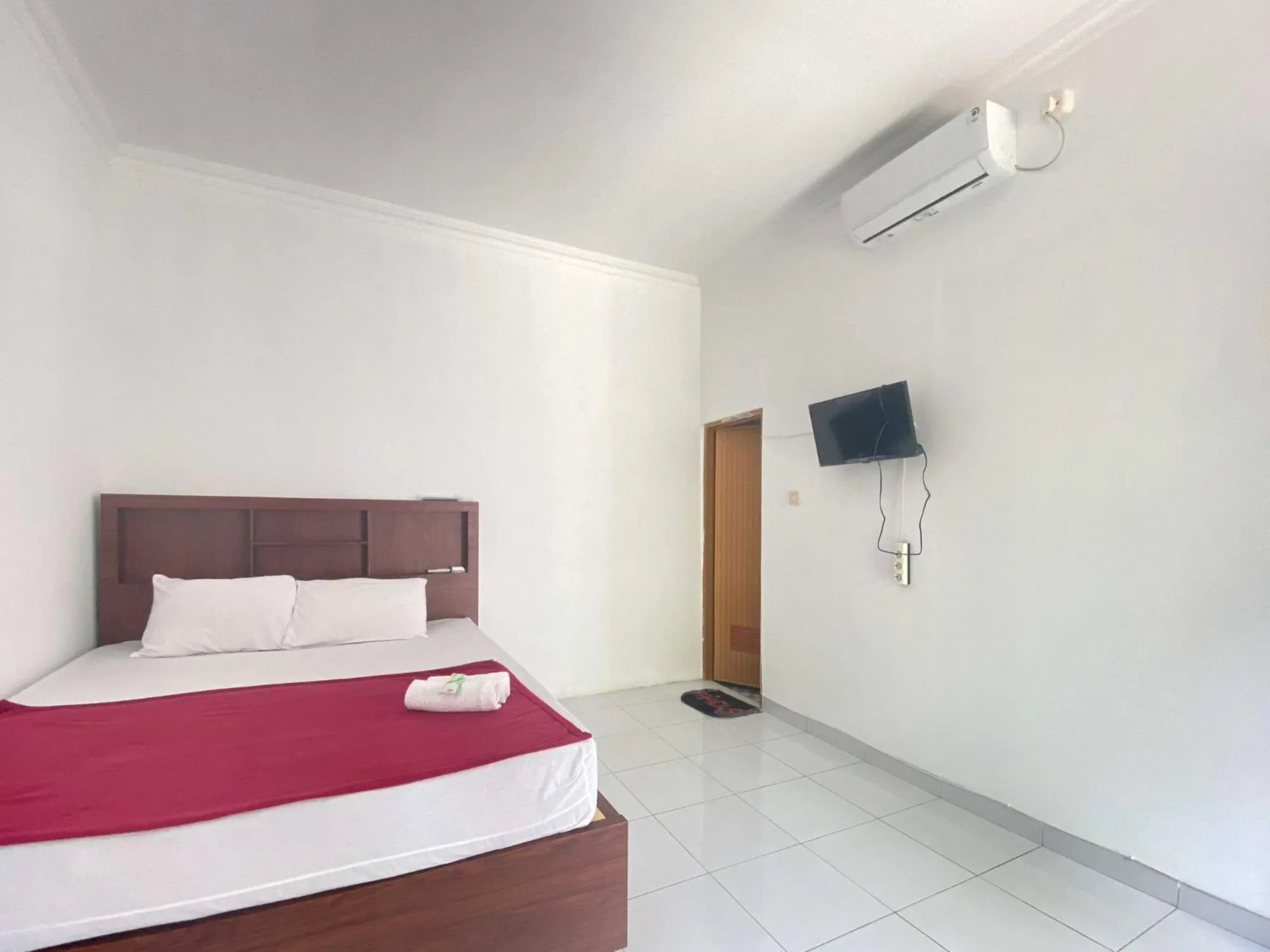 Bed in Guest House Hj Muriyah Syariah Slawi Mitra RedDoorz