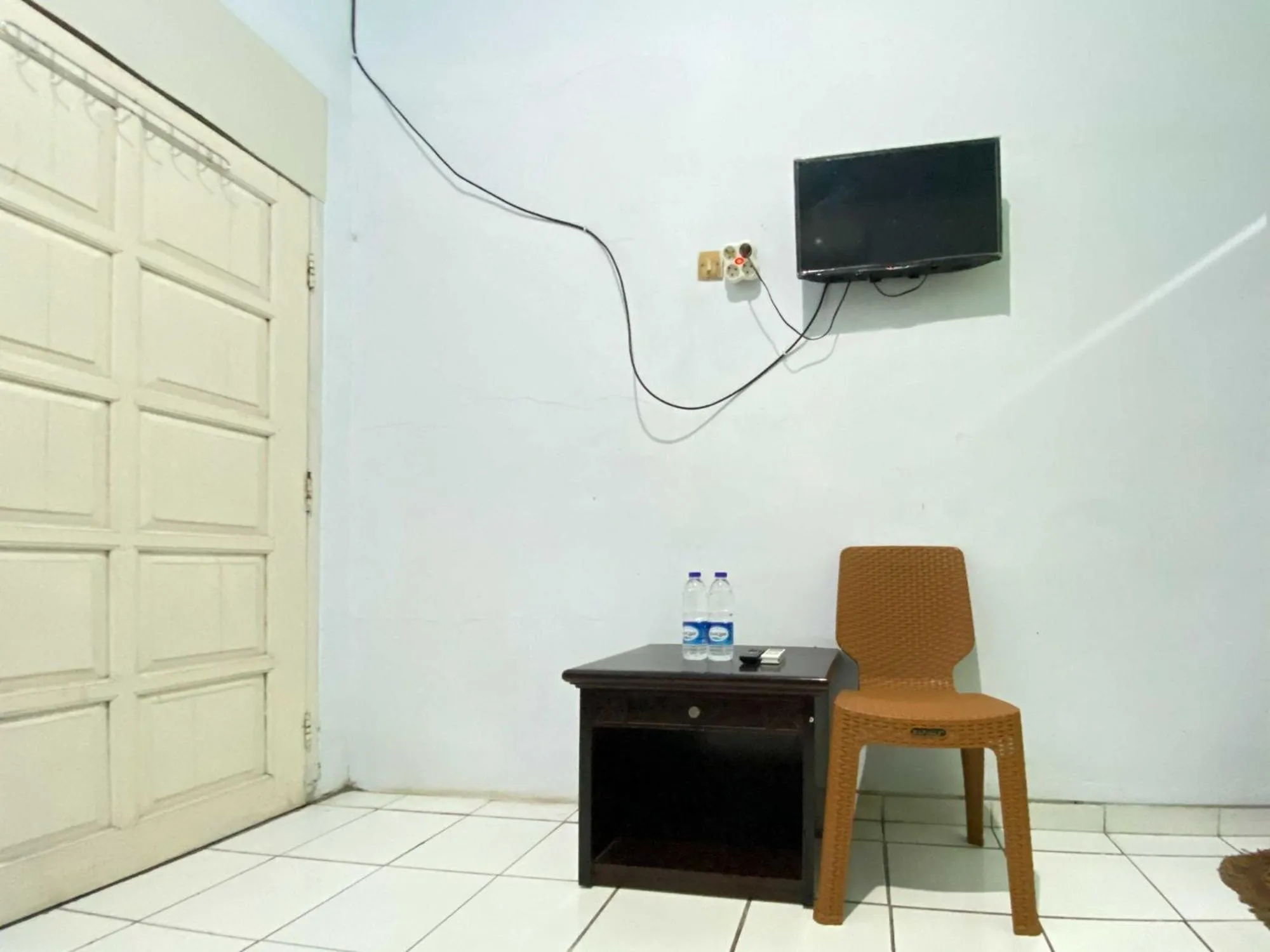 TV and multimedia in Guest House Hj Muriyah Syariah Slawi Mitra RedDoorz