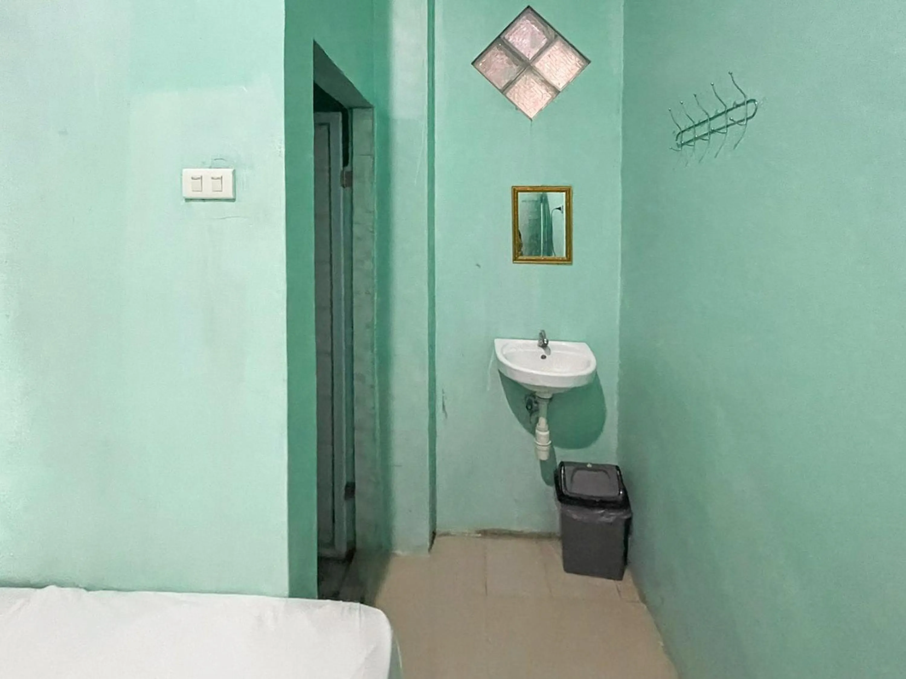 Bathroom in Antony Homestay near Pantai Pasir Putih Parbaba Mitra RedDoorz