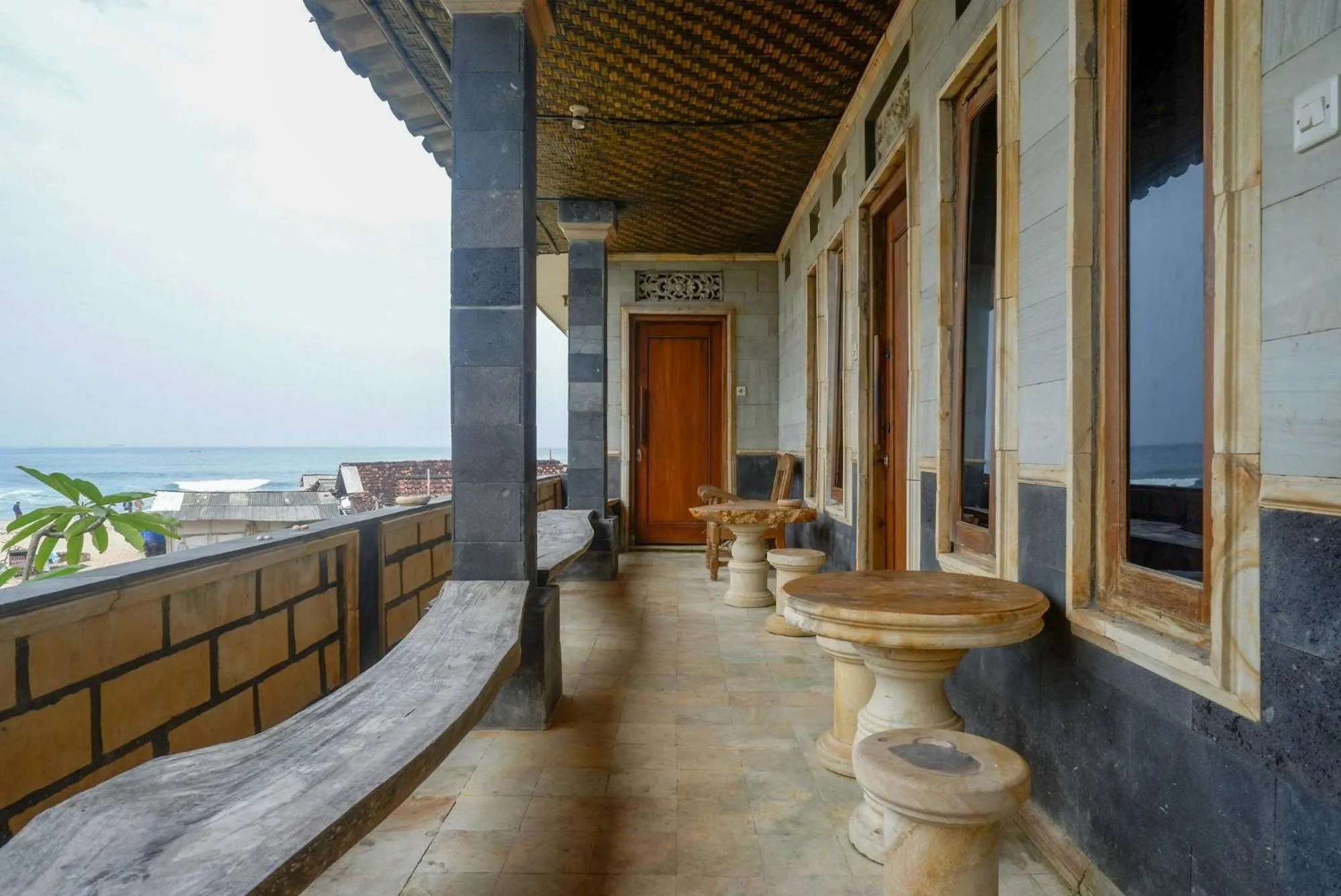 Balcony/Terrace in Hotel Kampoeng Drini RedPartner