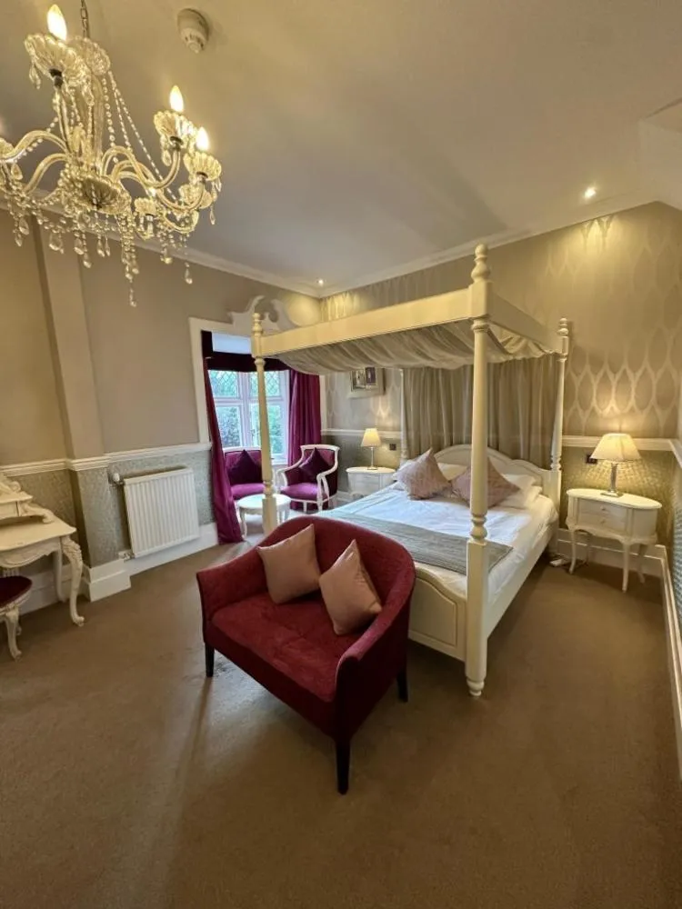 Bedroom, Bed in Langtry Manor Hotel