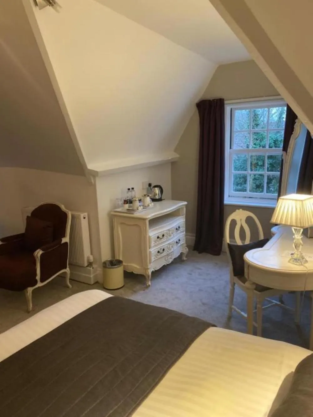 Bedroom, Bed in Langtry Manor Hotel