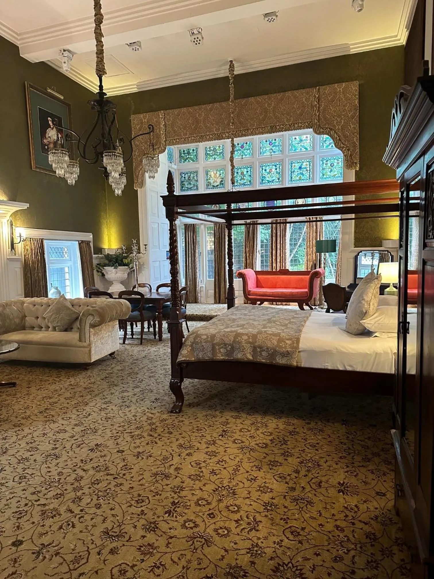 Bedroom, Bed in Langtry Manor Hotel