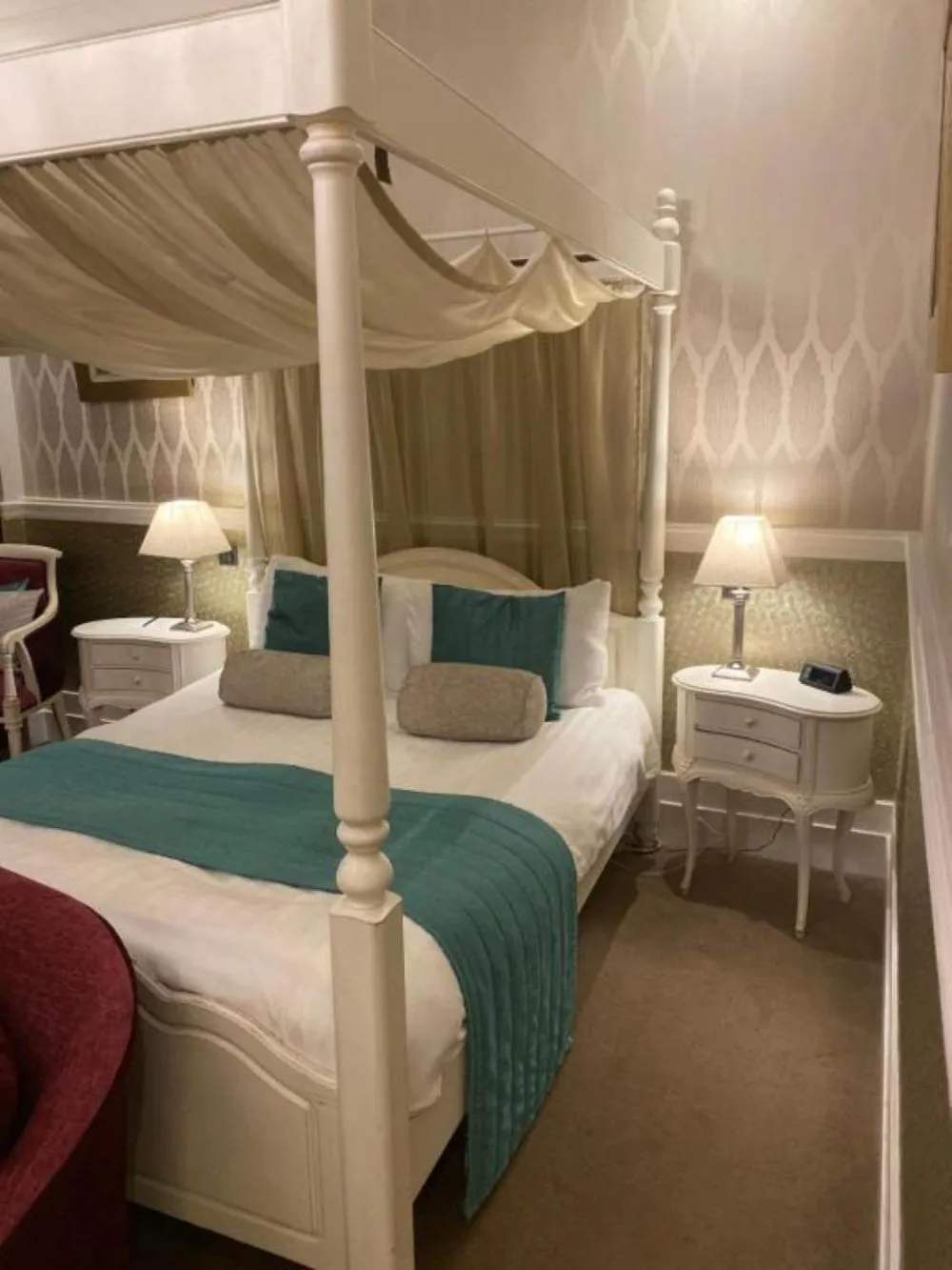 Bedroom, Bed in Langtry Manor Hotel