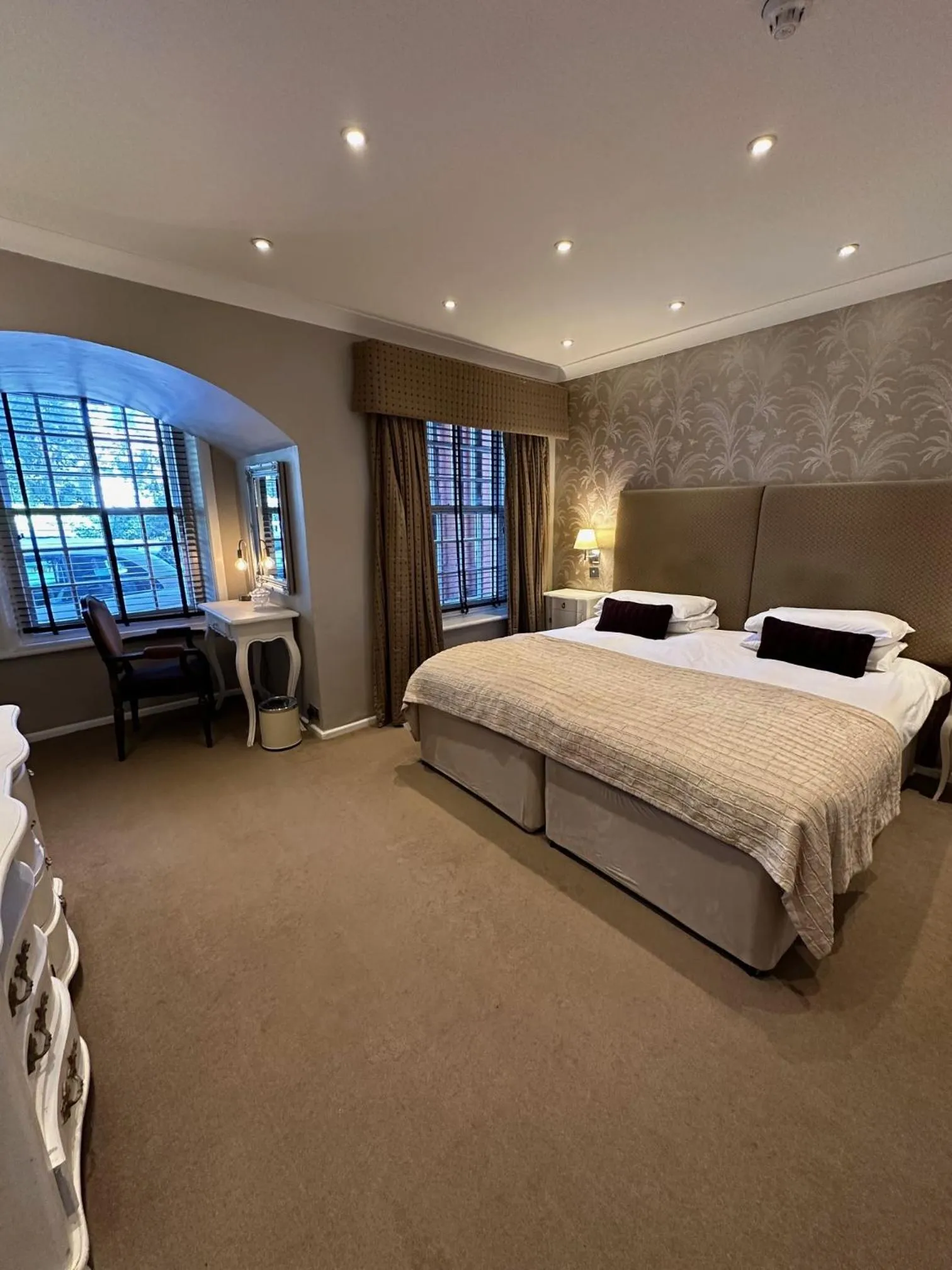 Bedroom, Bed in Langtry Manor Hotel