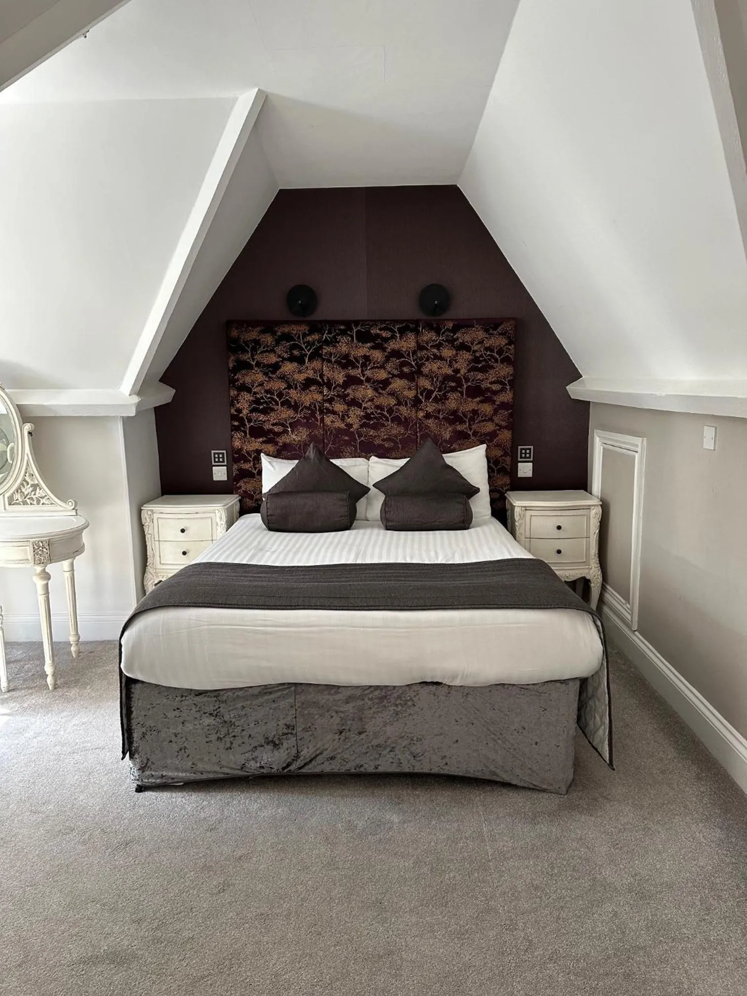 Bedroom, Bed in Langtry Manor Hotel