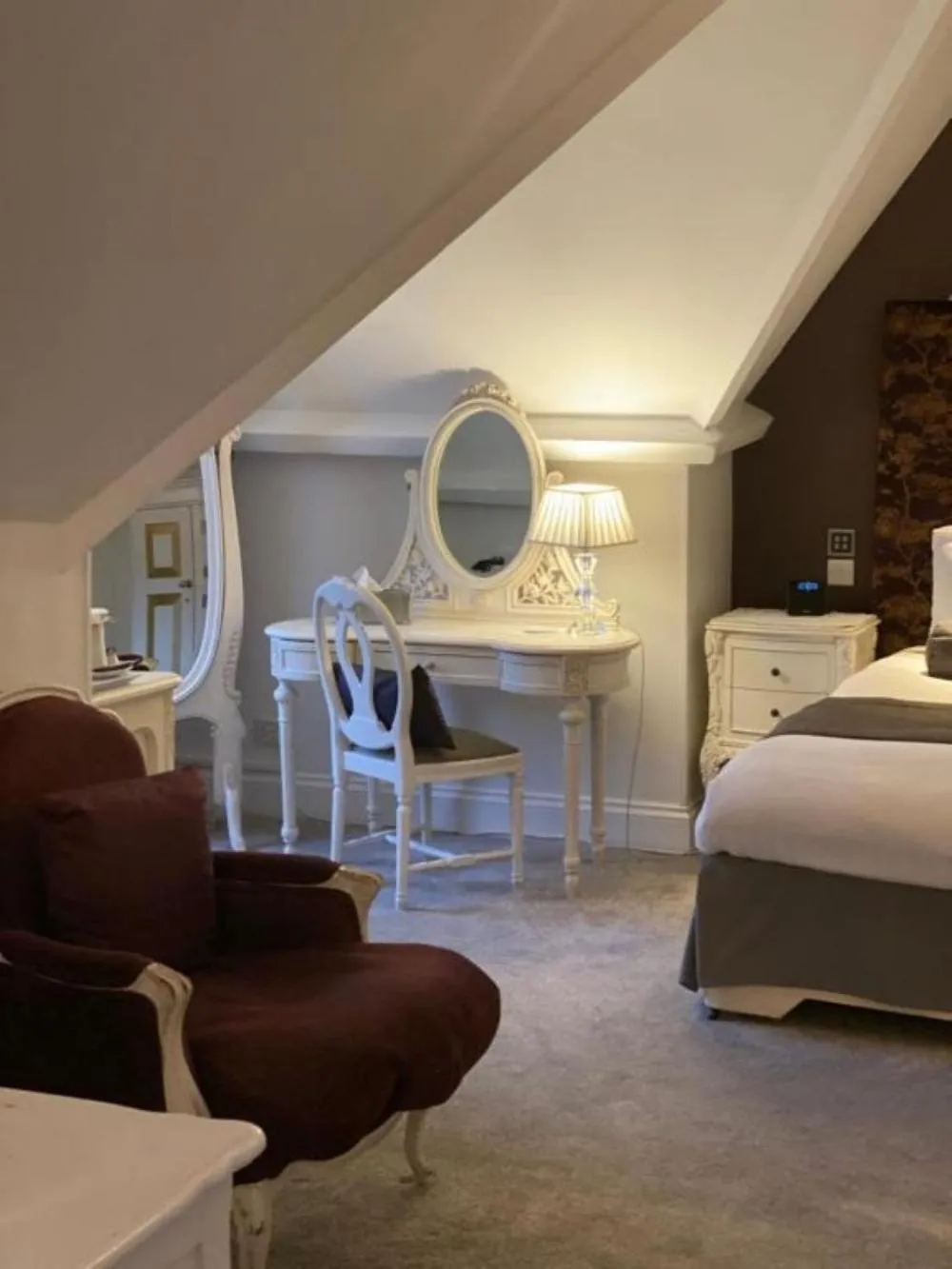 Bedroom, Bed in Langtry Manor Hotel