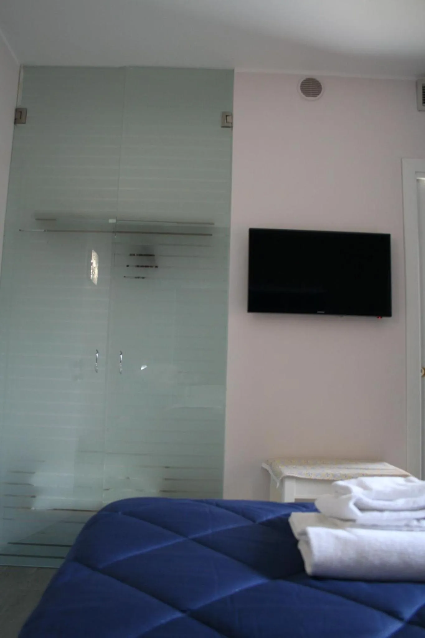 TV and multimedia, Bed in Bamboo Luxury B&B