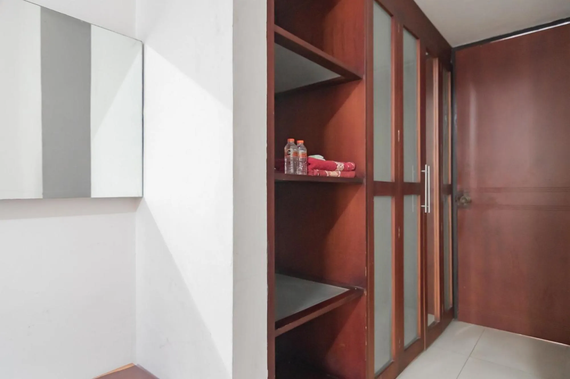wardrobe in Istana Hotel Bandung Mitra RedDoorz