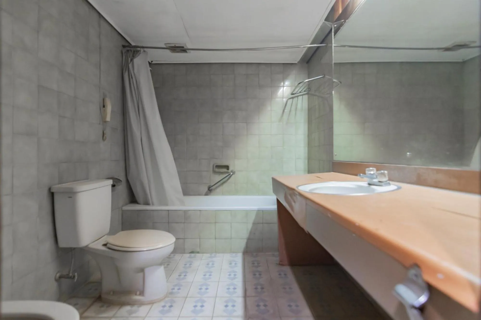 Shower in Istana Hotel Bandung Mitra RedDoorz