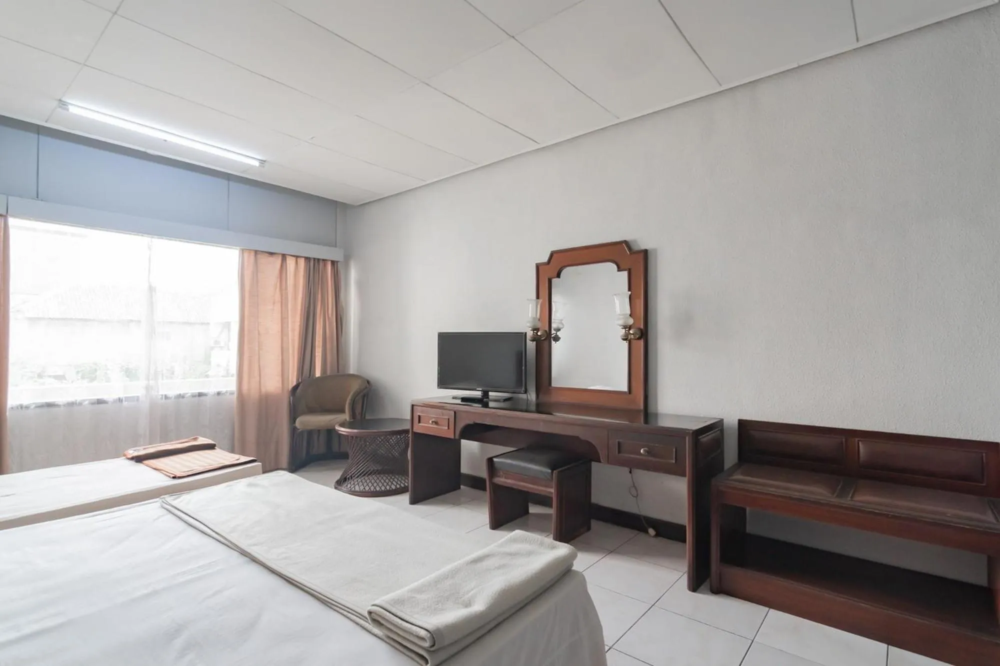 Bed in Istana Hotel Bandung Mitra RedDoorz