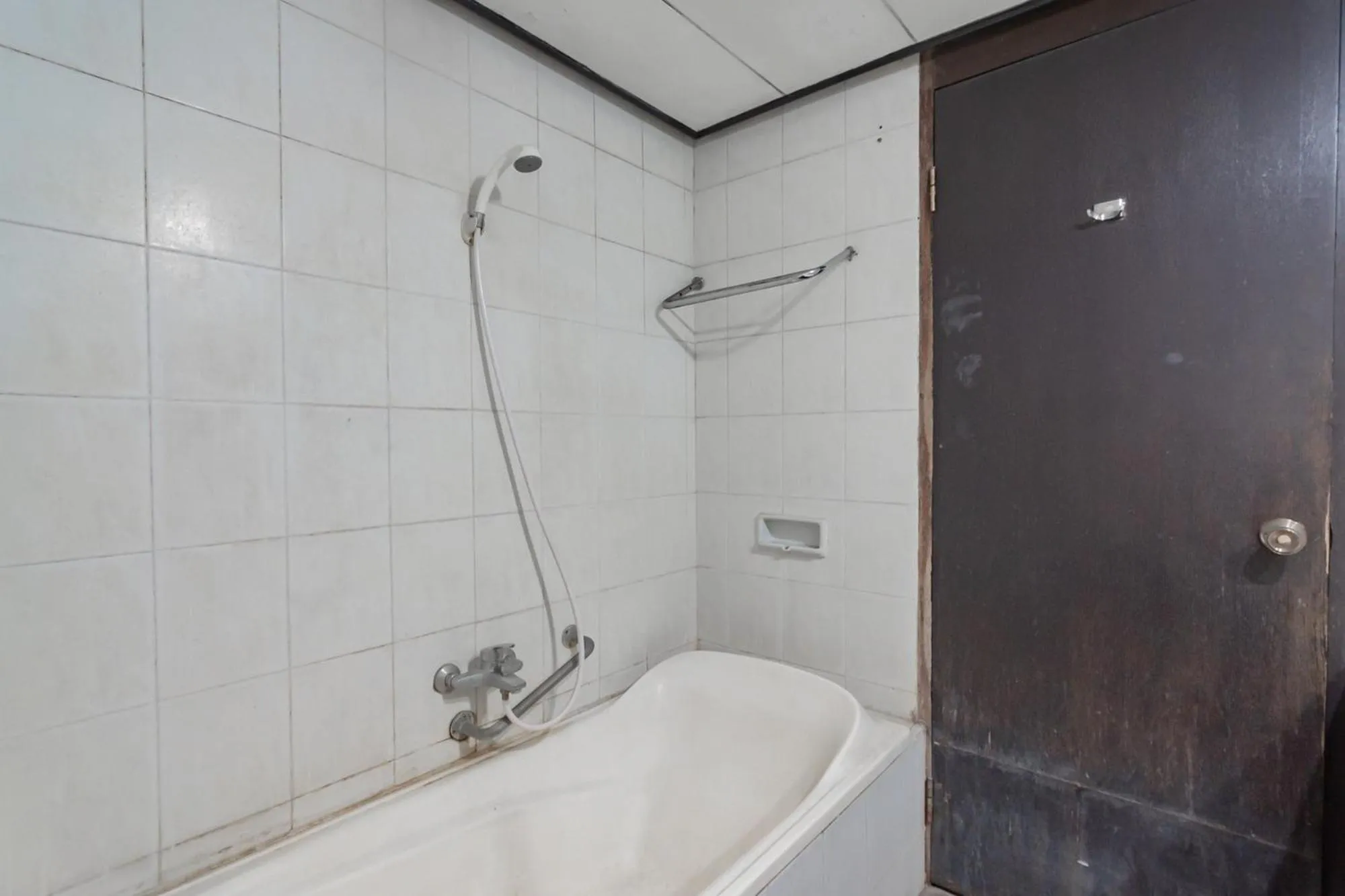 Shower in Istana Hotel Bandung Mitra RedDoorz