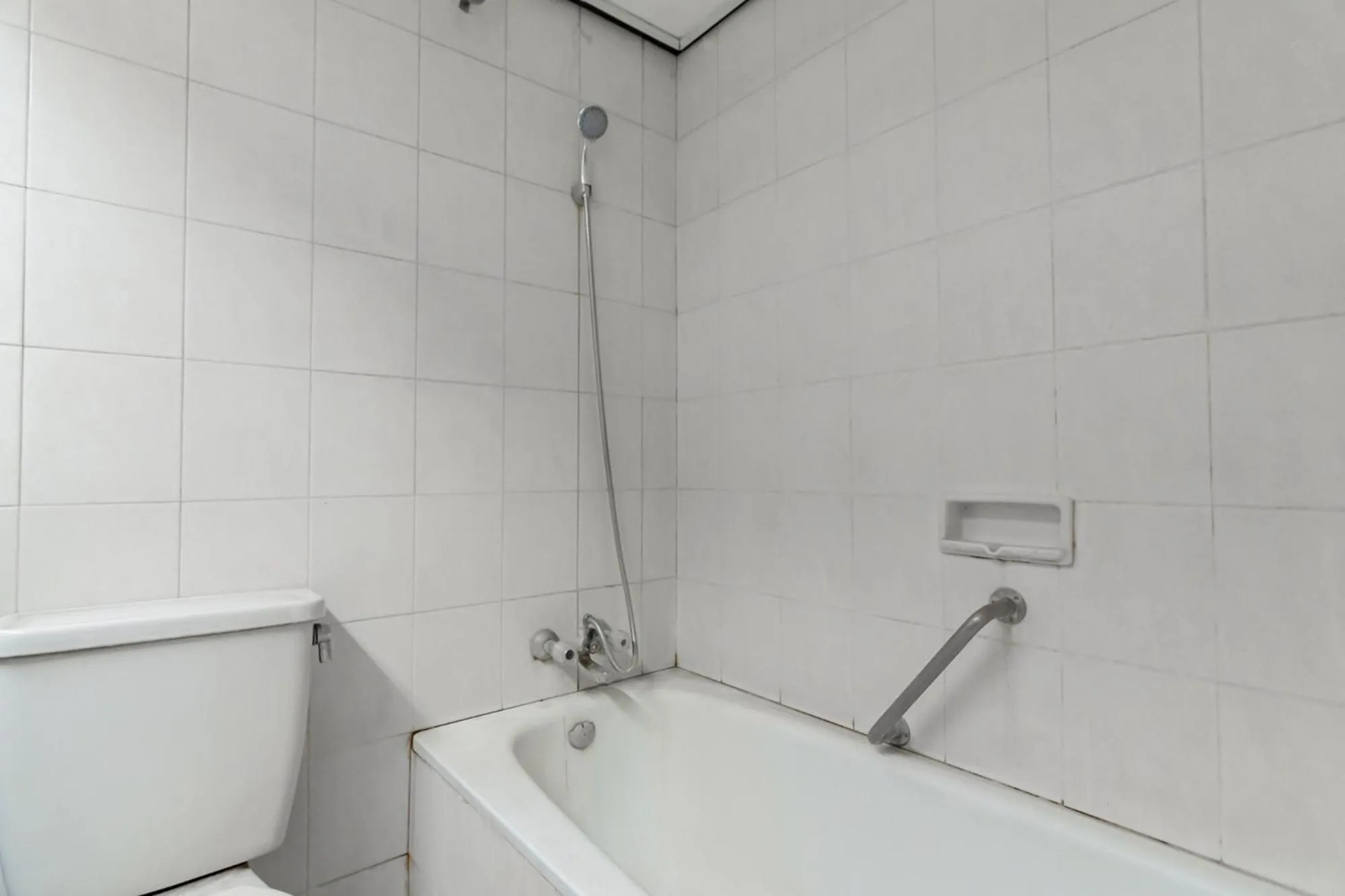 Shower in Istana Hotel Bandung Mitra RedDoorz