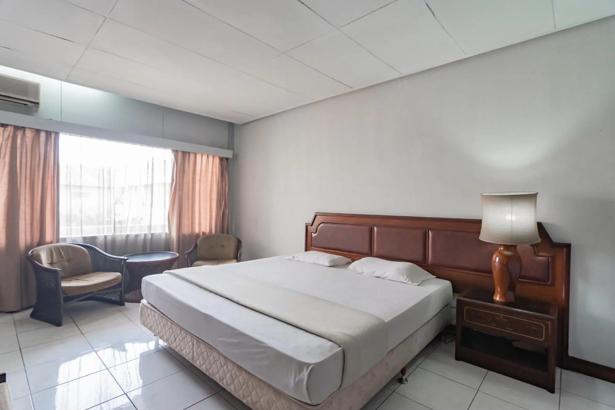 Bed in Istana Hotel Bandung Mitra RedDoorz