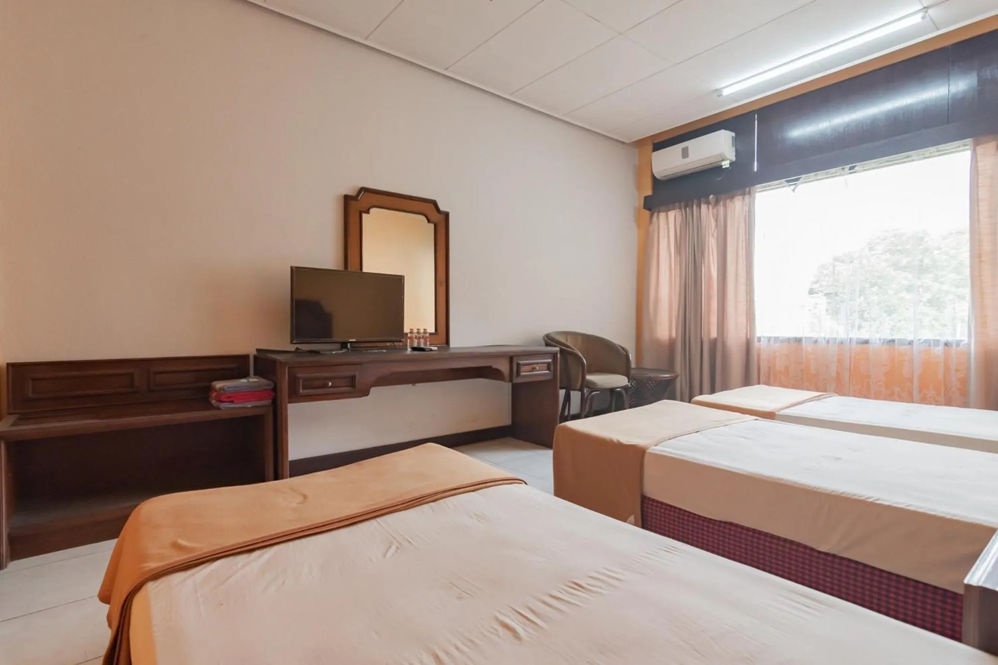 Bed in Istana Hotel Bandung Mitra RedDoorz