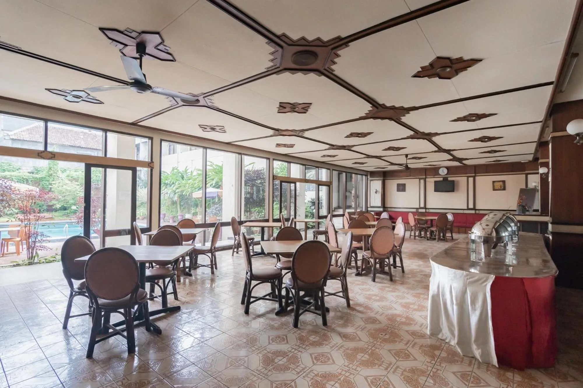 Restaurant/places to eat in Istana Hotel Bandung Mitra RedDoorz