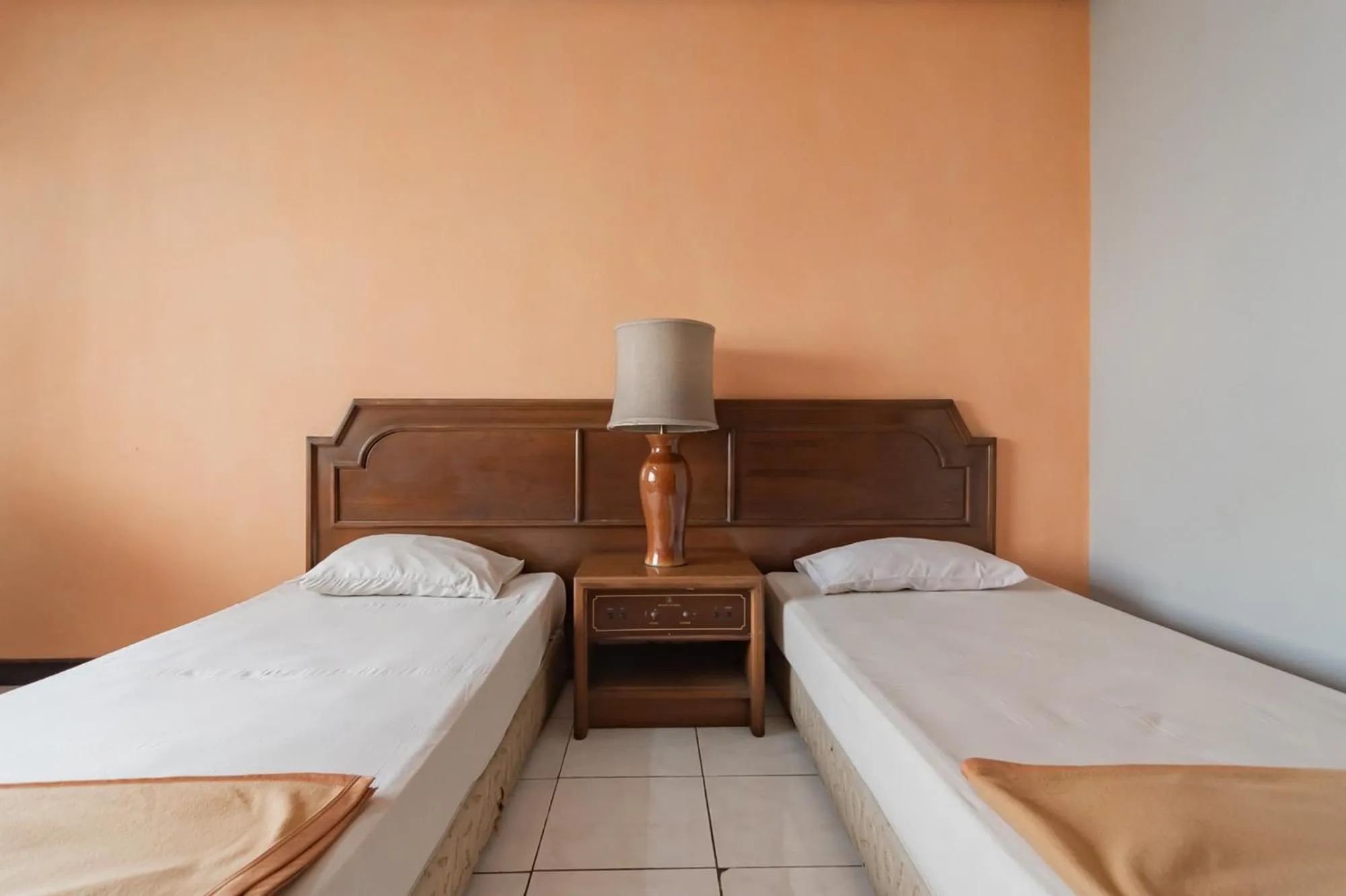 Bed in Istana Hotel Bandung Mitra RedDoorz