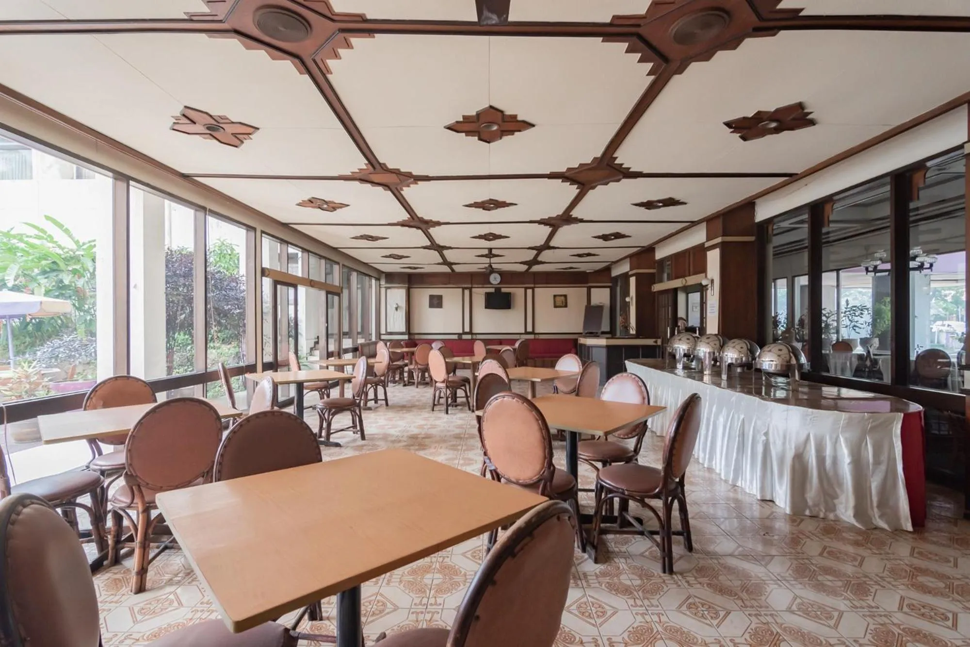 Restaurant/places to eat in Istana Hotel Bandung Mitra RedDoorz