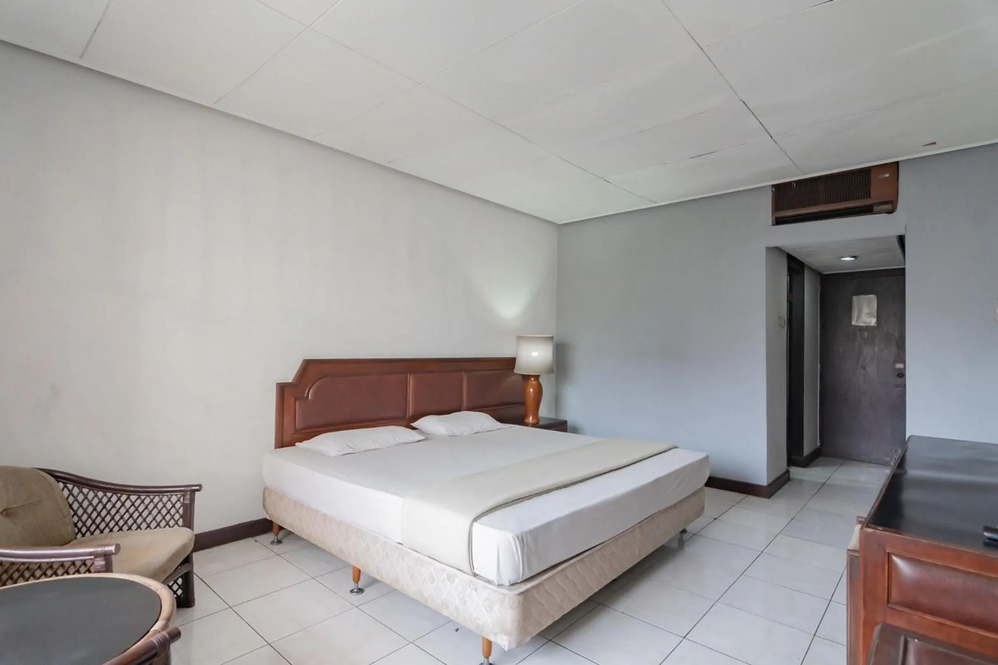 Bed in Istana Hotel Bandung Mitra RedDoorz