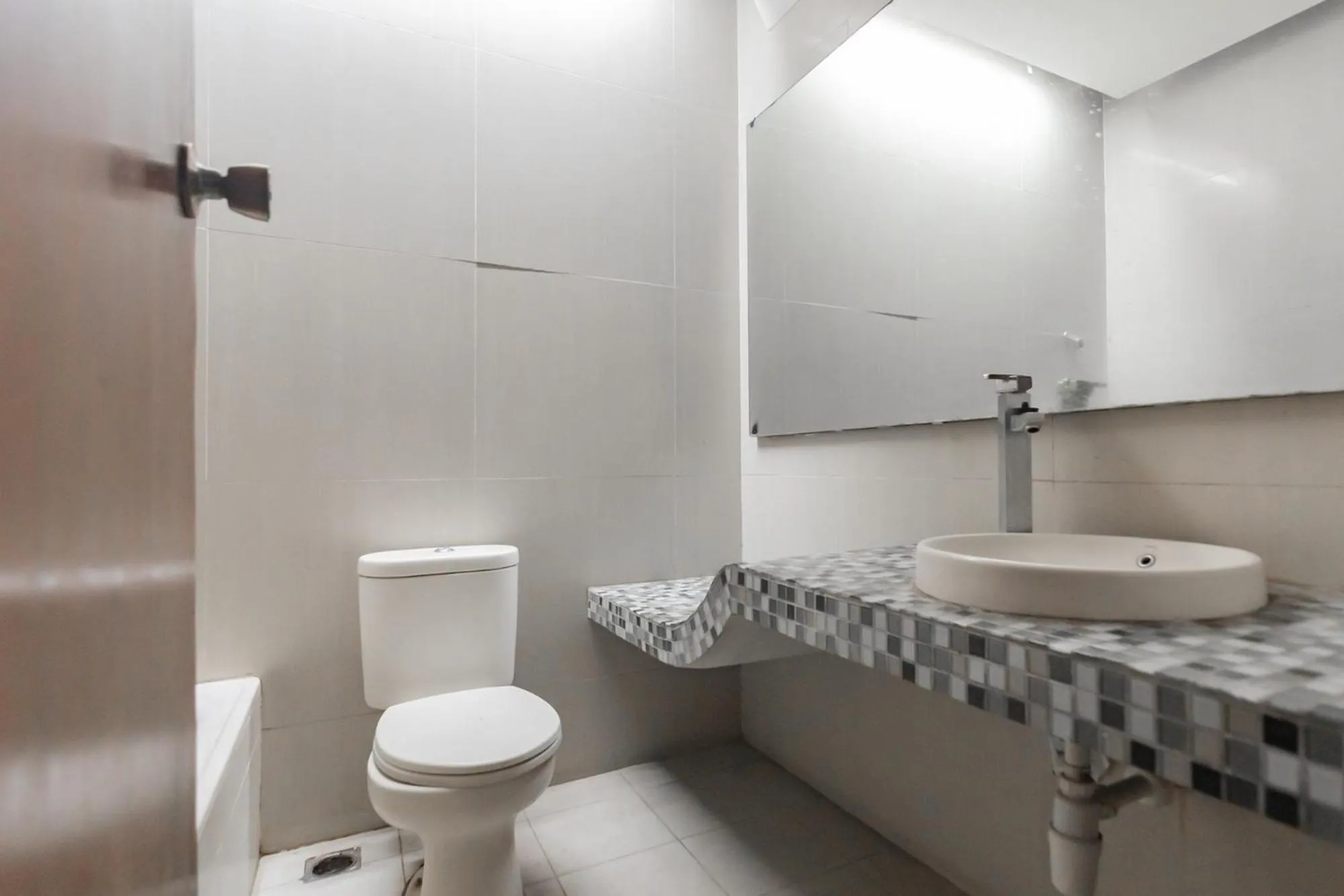 Toilet in Istana Hotel Bandung Mitra RedDoorz