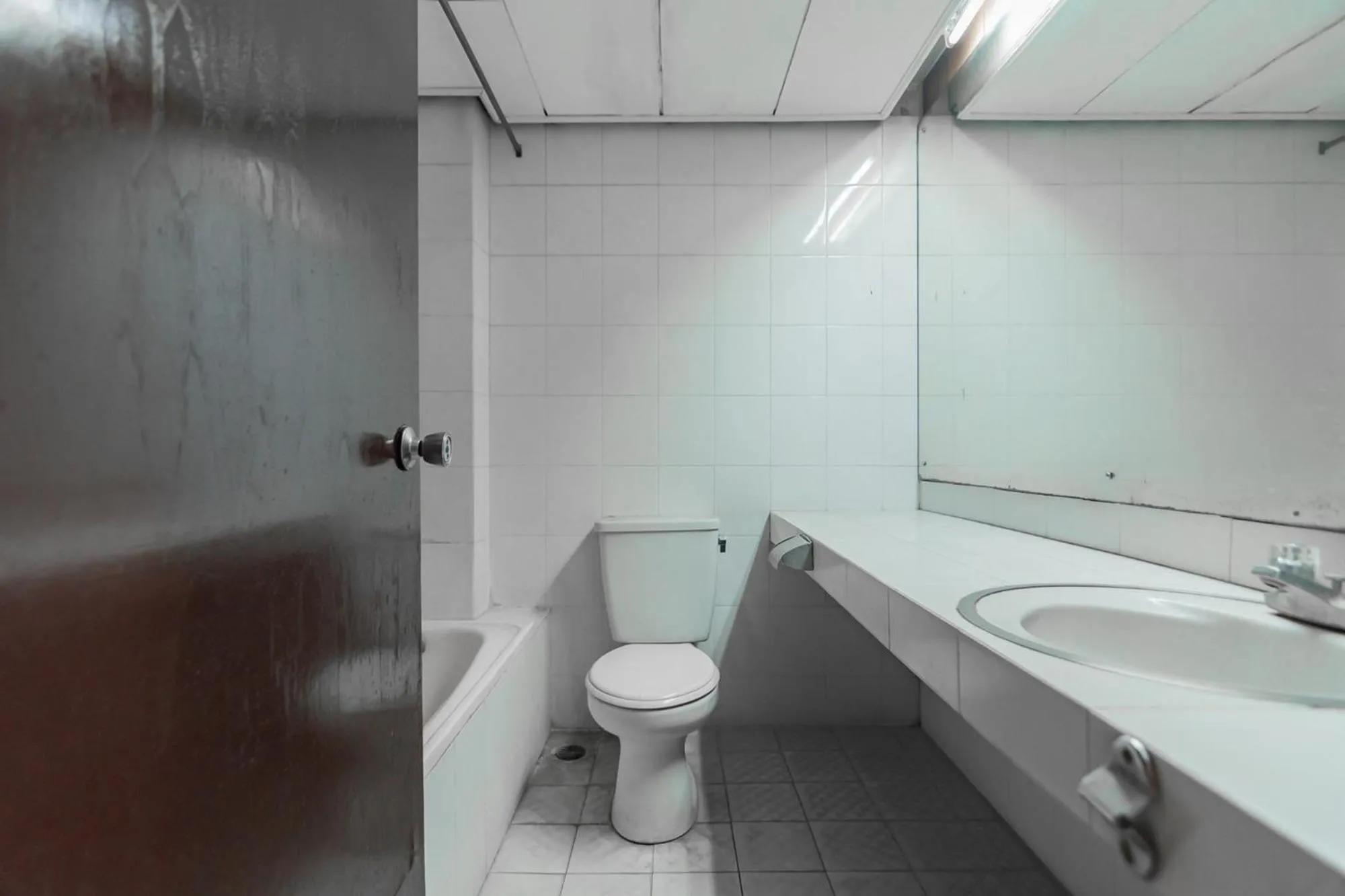 Toilet in Istana Hotel Bandung Mitra RedDoorz