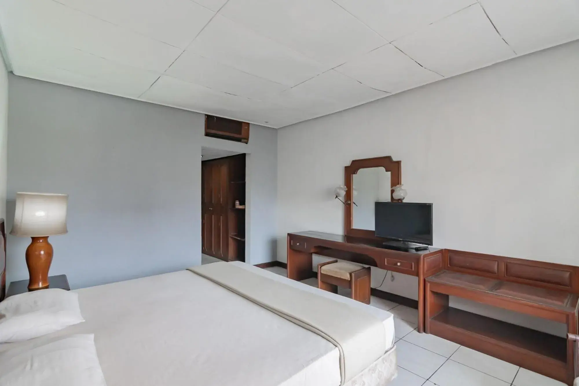 Standard Double Room - single occupancy in Istana Hotel Bandung Mitra RedDoorz Standard Double Room - single occupancy in Istana Hotel Bandung Mitra RedDoorz