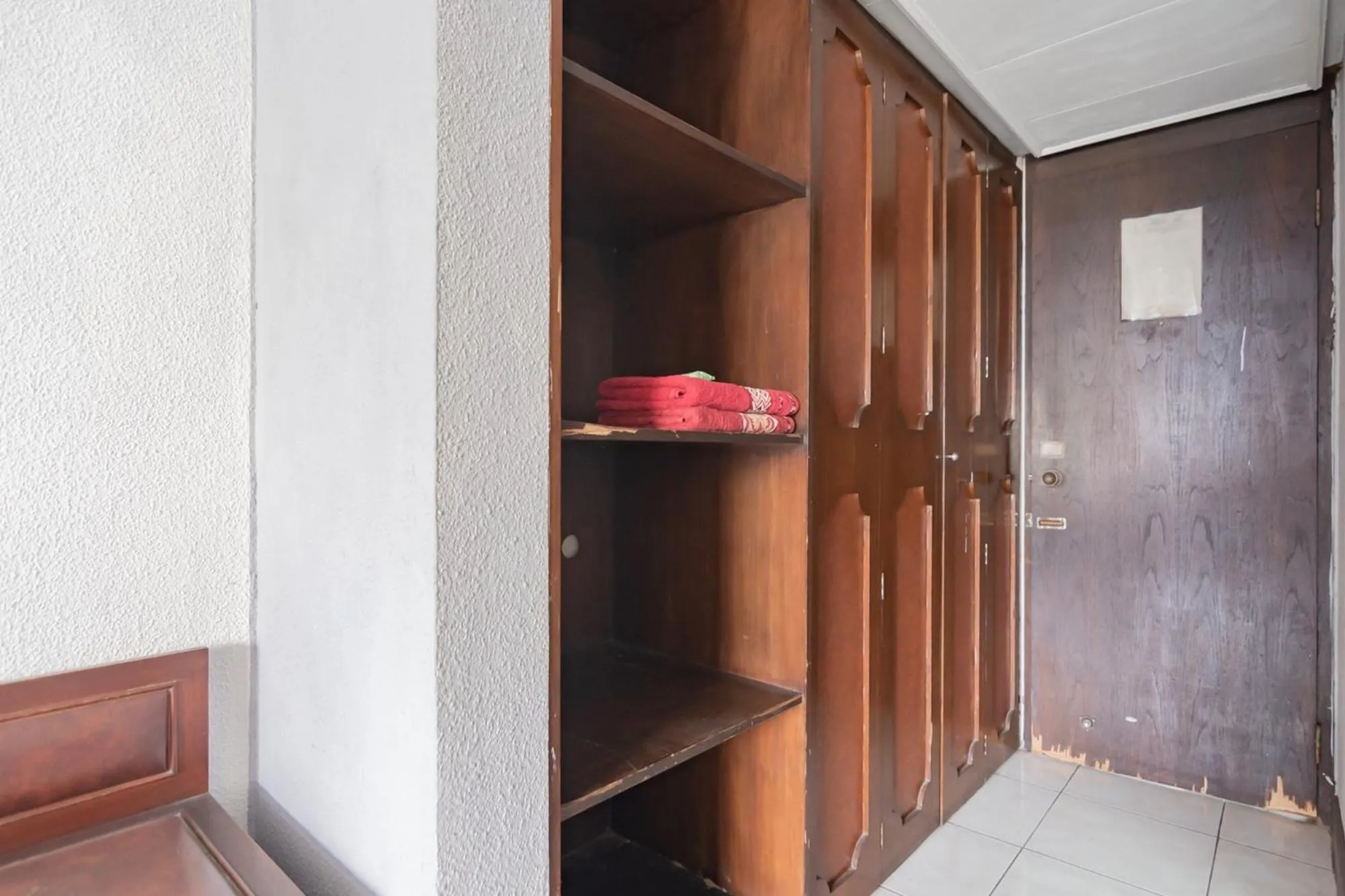 wardrobe in Istana Hotel Bandung Mitra RedDoorz