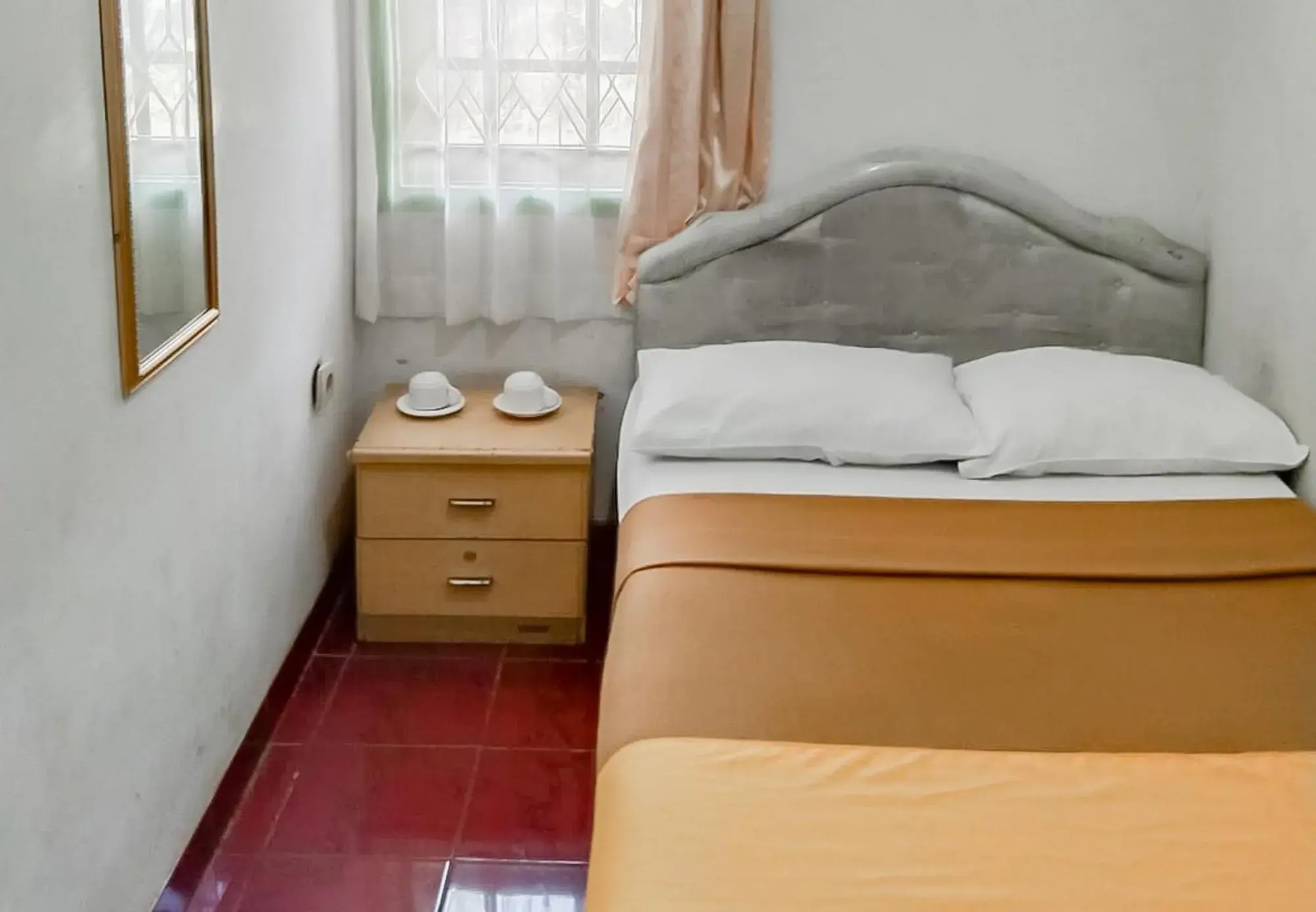 Standard Double Room with Shared Bathroom - single occupancy in Villa Anyelir Yustik Mitra RedDoorz Standard Double Room with Shared Bathroom - single occupancy in Villa Anyelir Yustik Mitra RedDoorz
