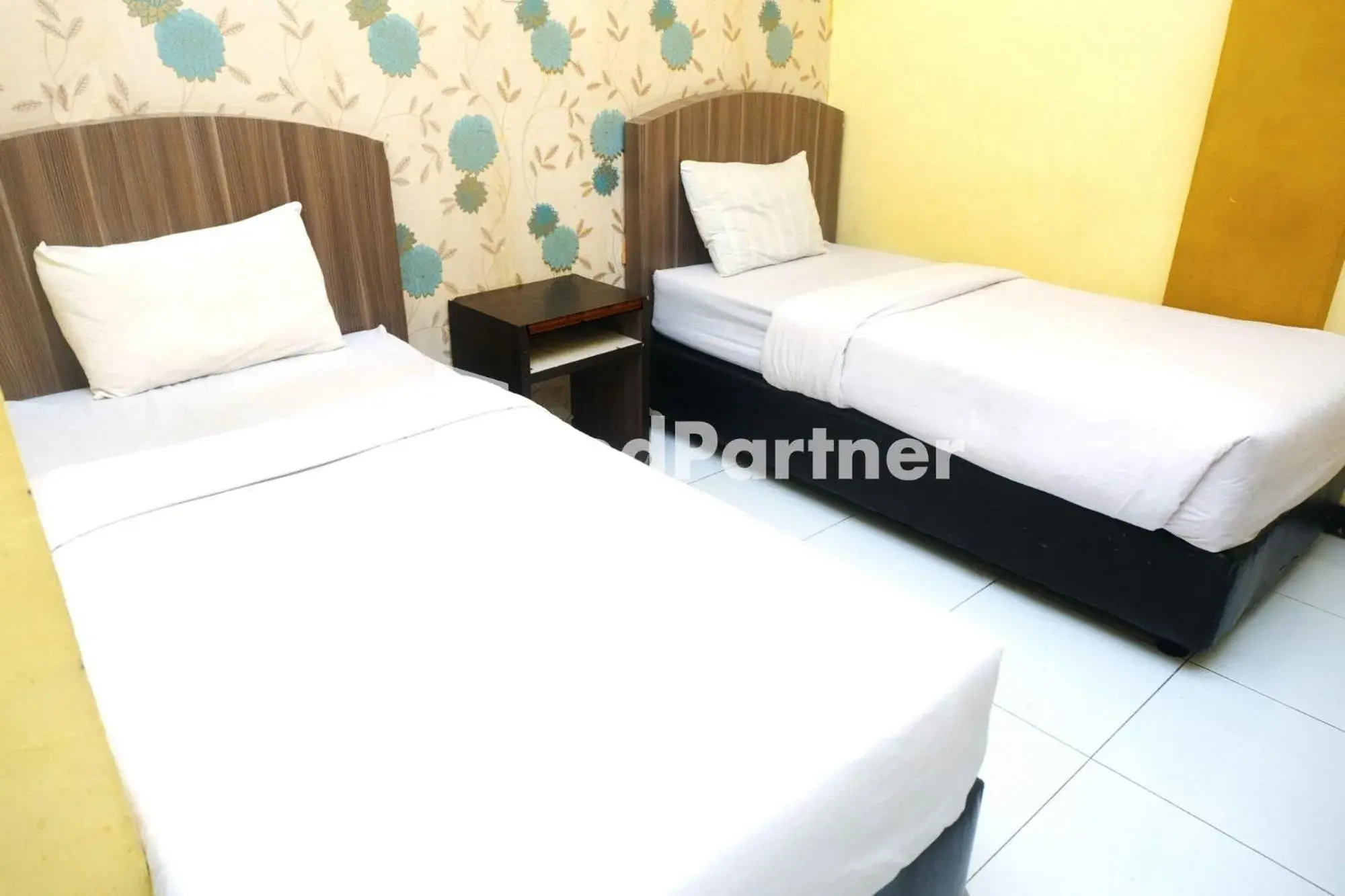 Twin Room - single occupancy in Hotel Permata Makassar Mitra RedDoorz Twin Room - single occupancy in Hotel Permata Makassar Mitra RedDoorz