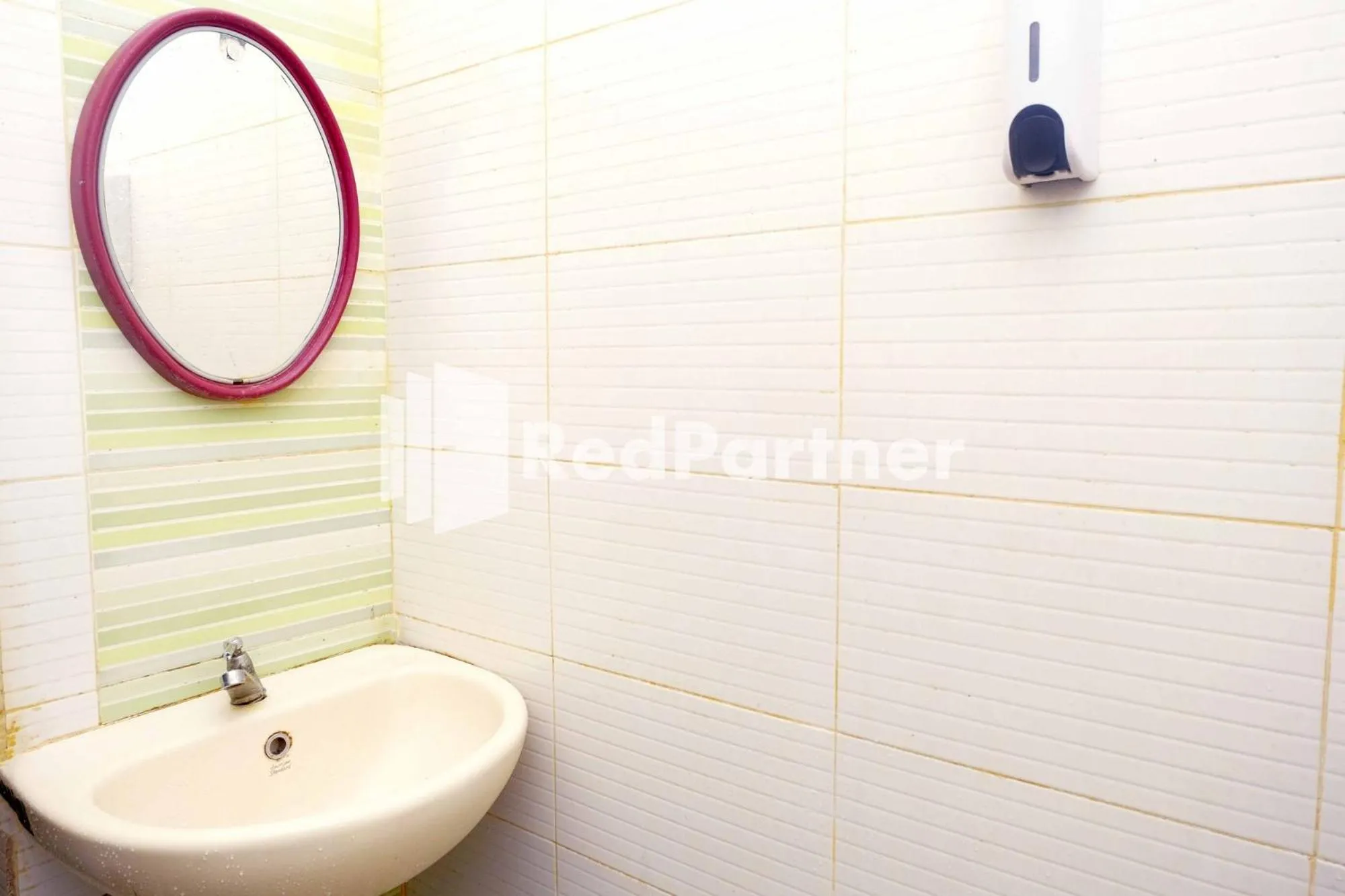 Bathroom in Hotel Permata Makassar Mitra RedDoorz