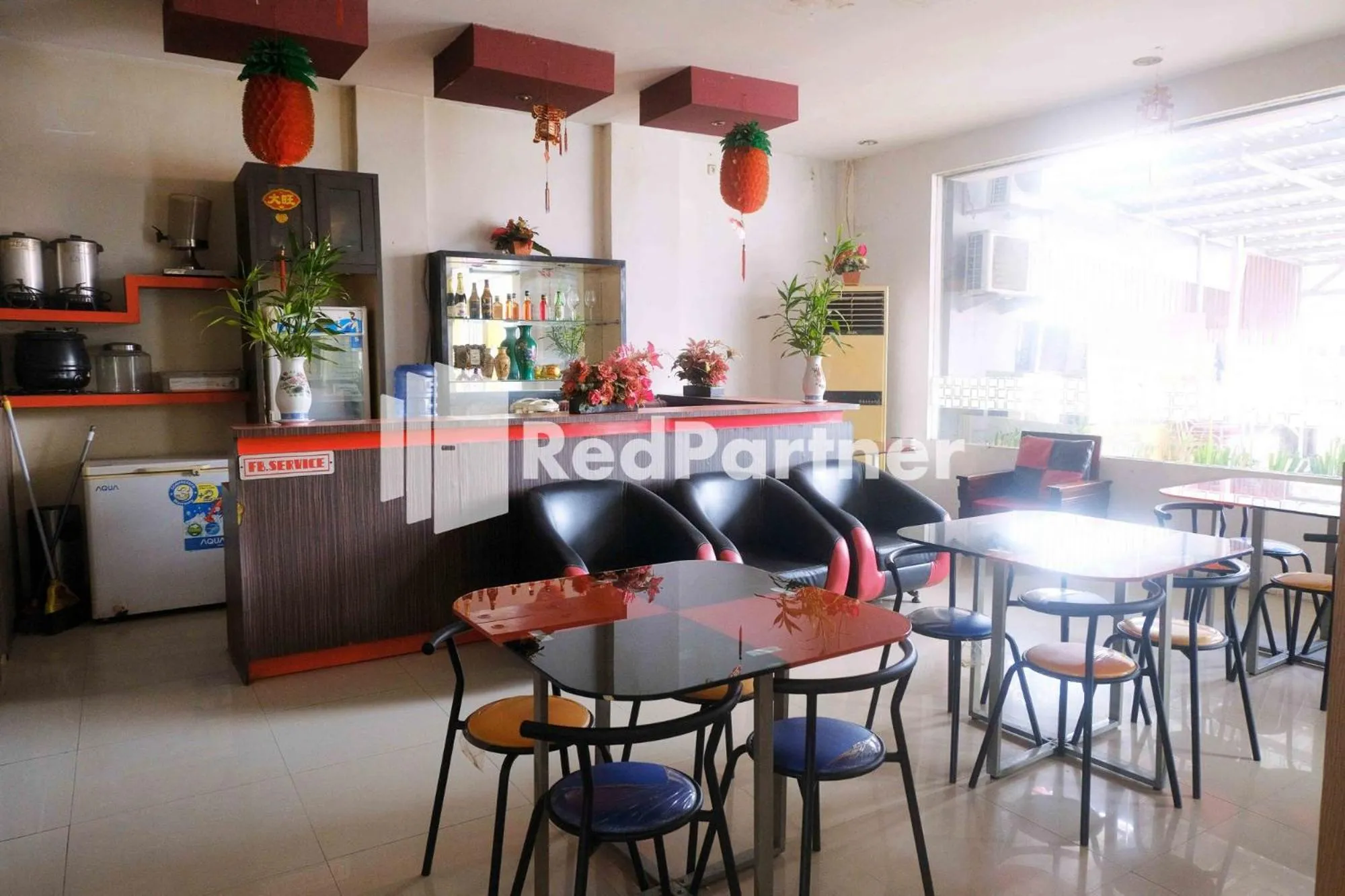 Kitchen or kitchenette in Hotel Permata Makassar Mitra RedDoorz