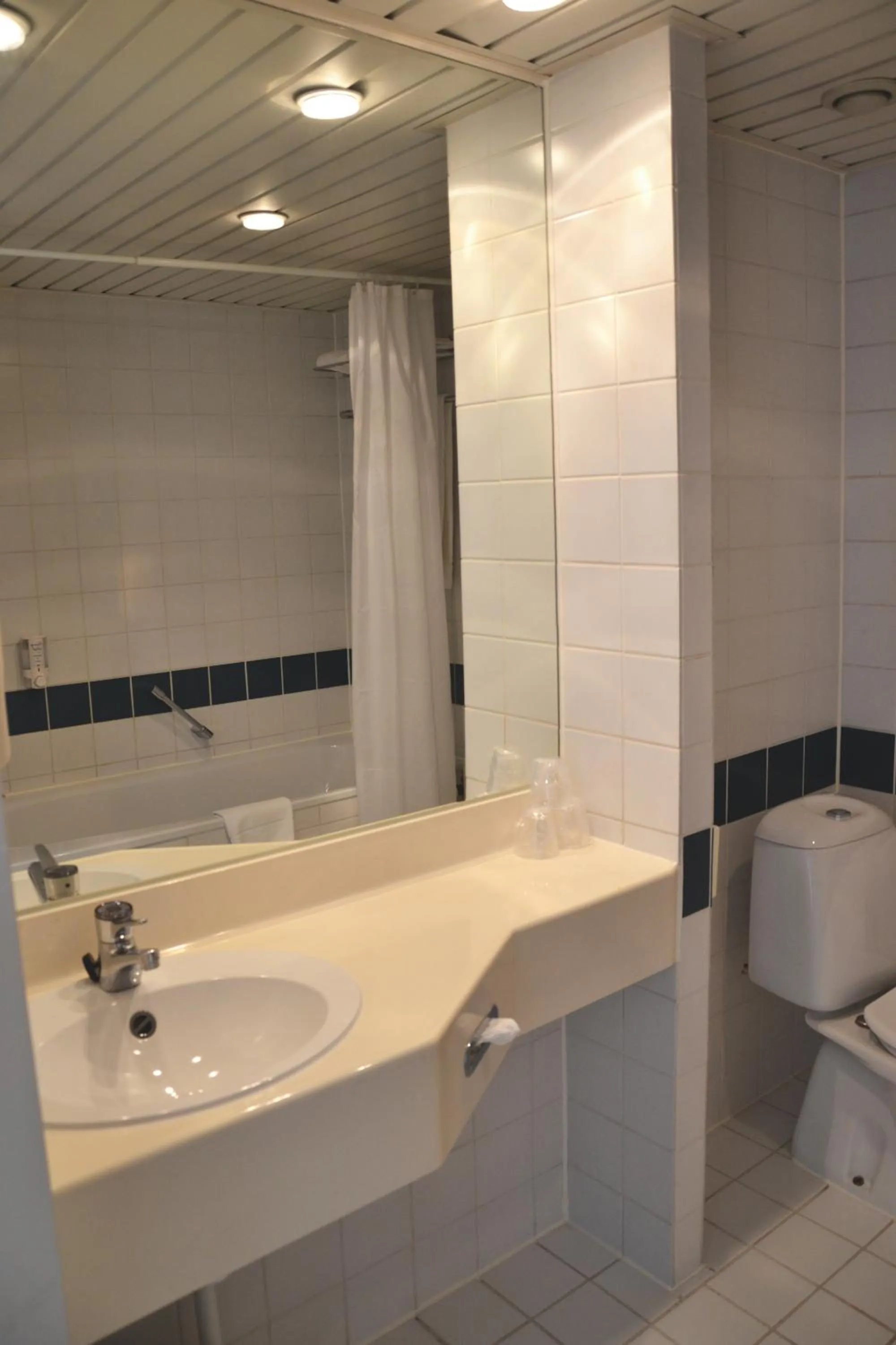 Bathroom in Fletcher Hotel Restaurant Carlton