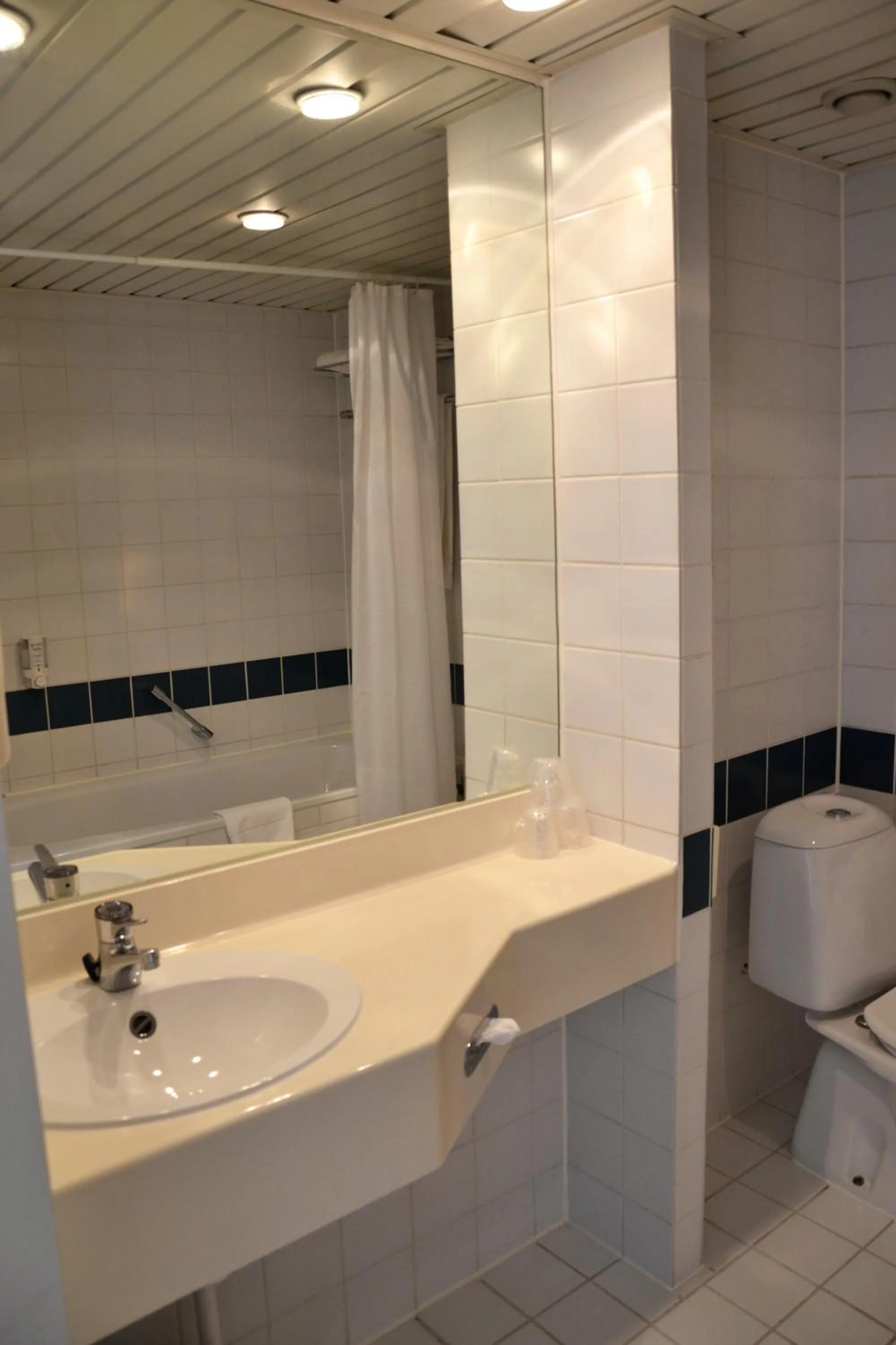 Bathroom in Fletcher Hotel Restaurant Carlton