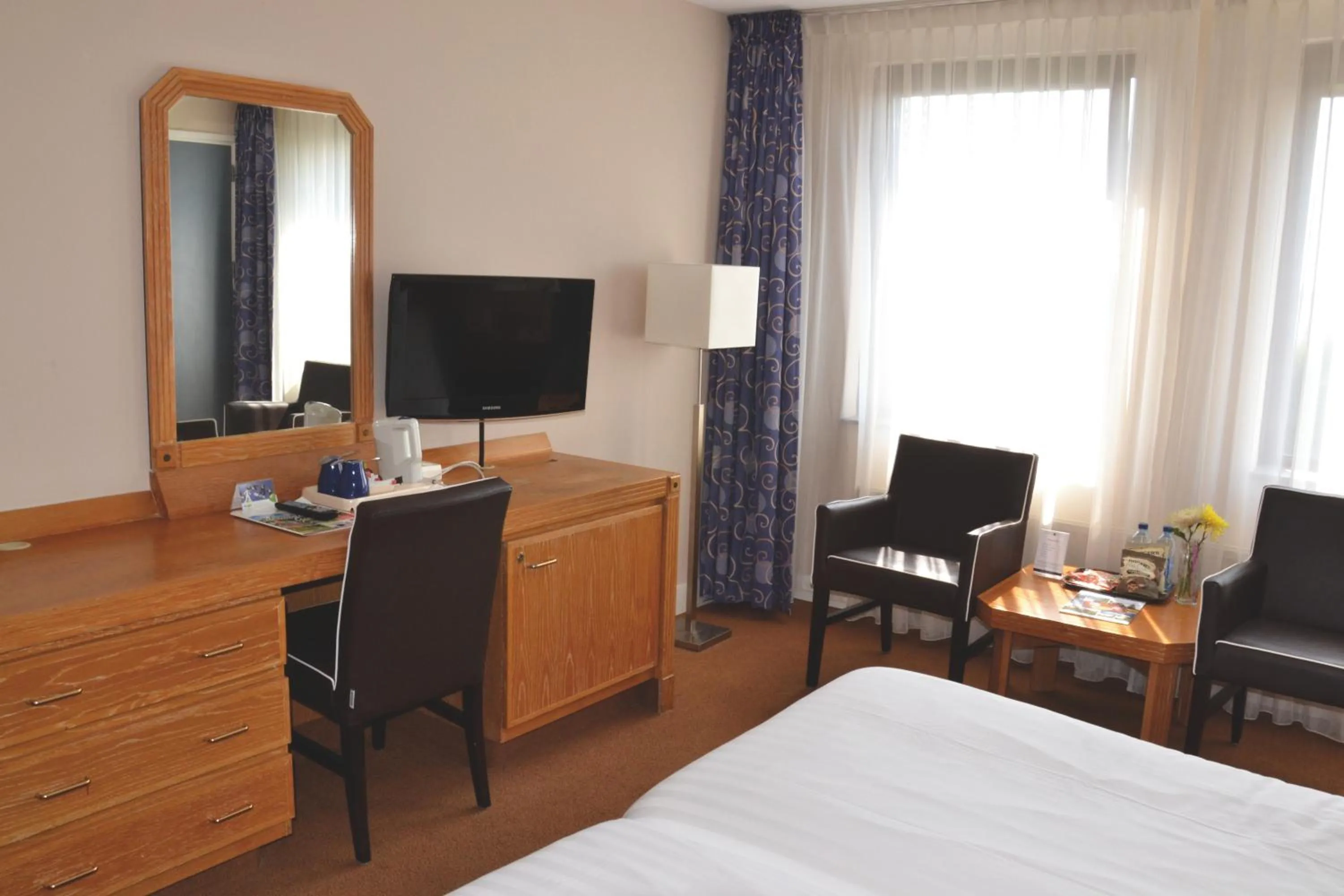 Photo of the whole room, TV/Entertainment Center in Fletcher Hotel Restaurant Carlton