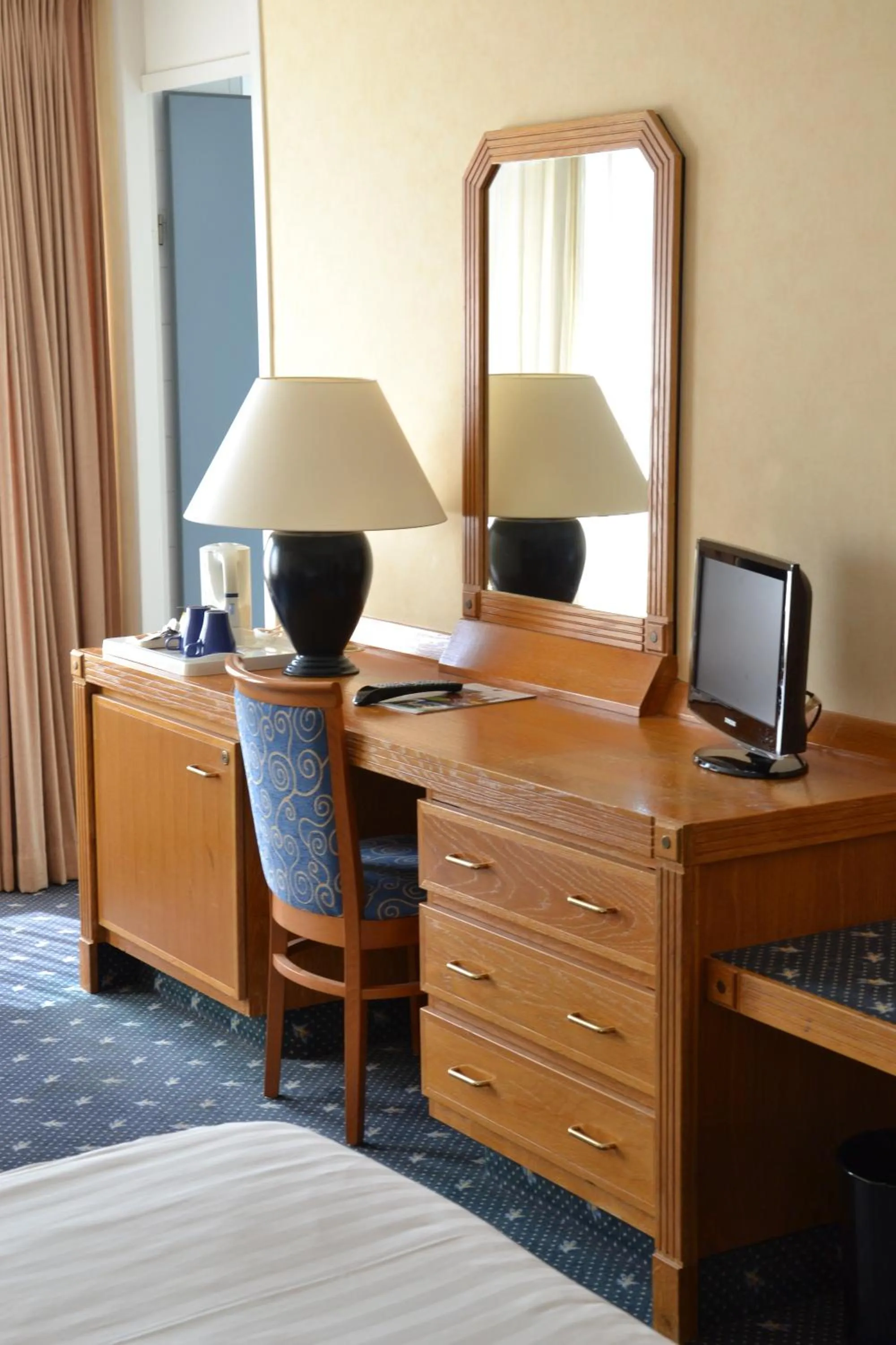Photo of the whole room, TV/Entertainment Center in Fletcher Hotel Restaurant Carlton