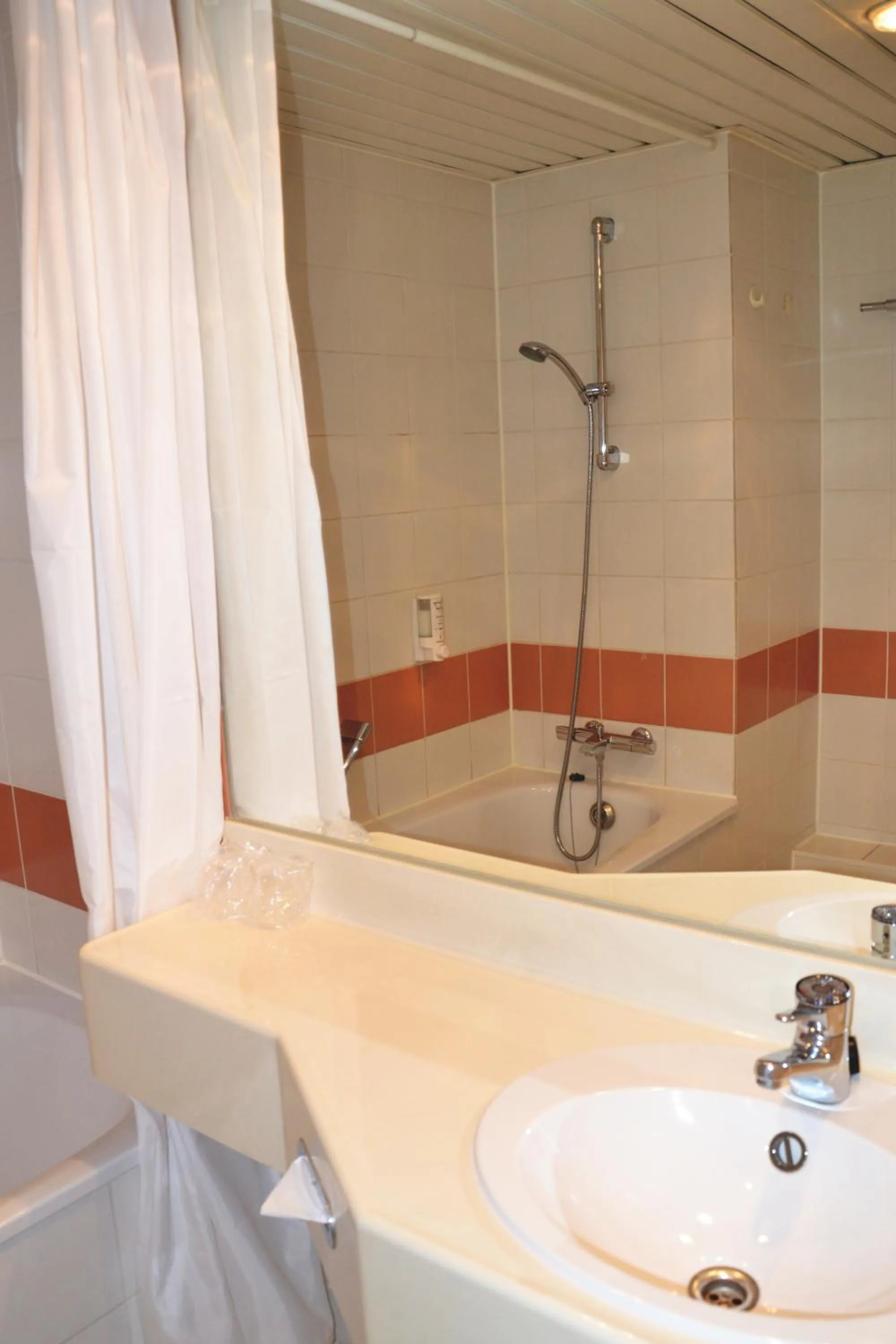 Bathroom in Fletcher Hotel Restaurant Carlton