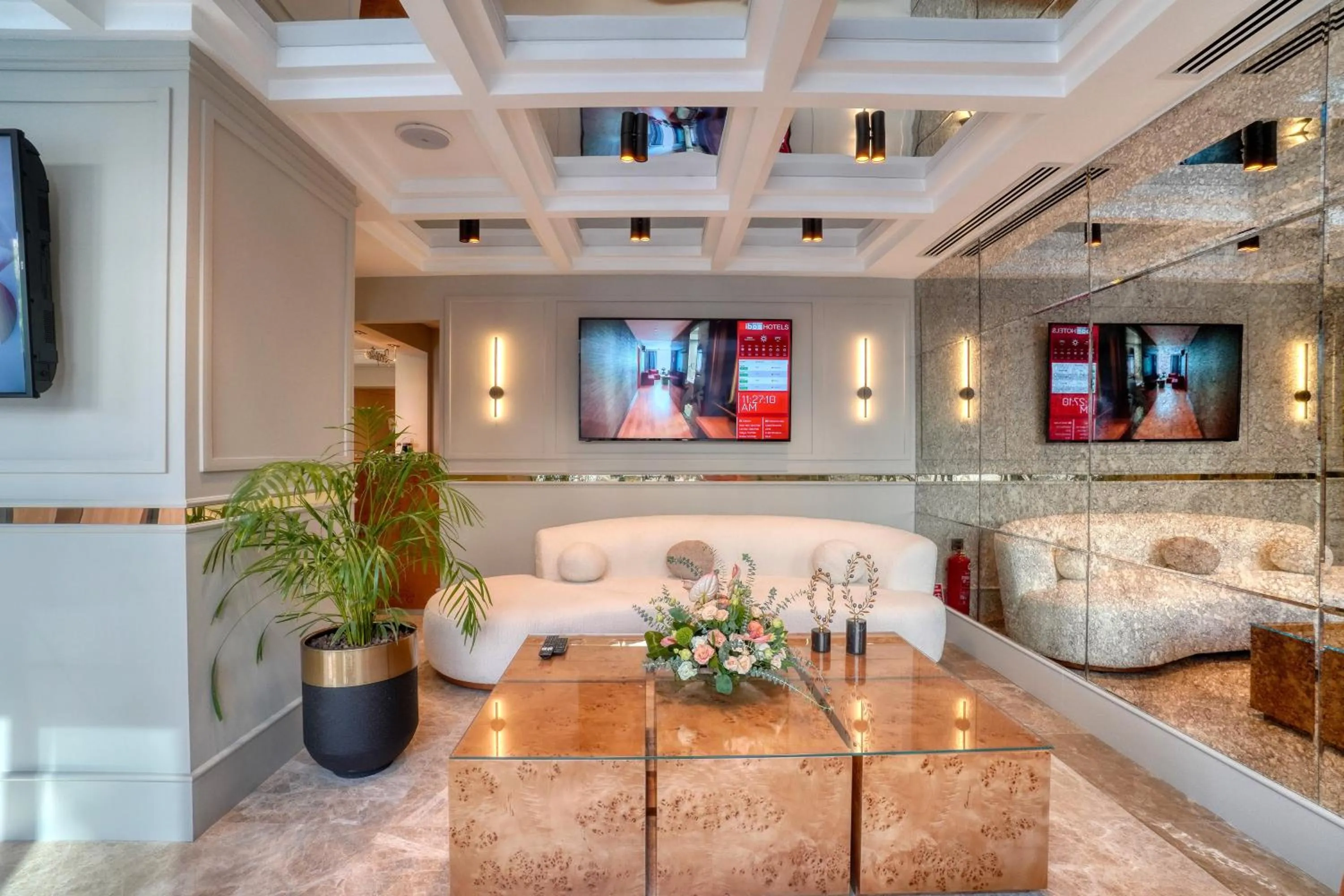 Communal lounge/ TV room in İbos Hotels Izmir