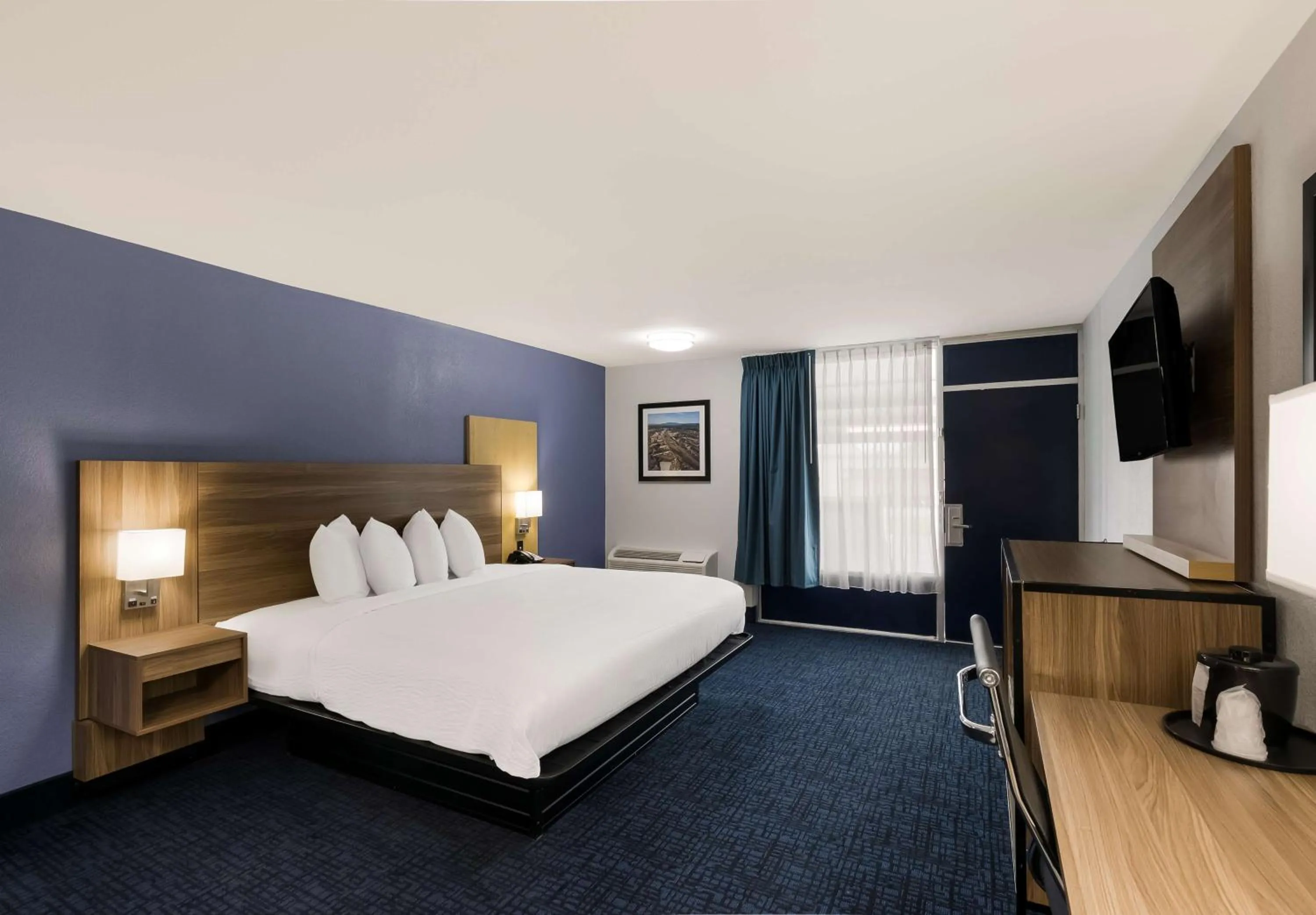 Bedroom, Bed in SureStay Plus by Best Western Pigeon Forge