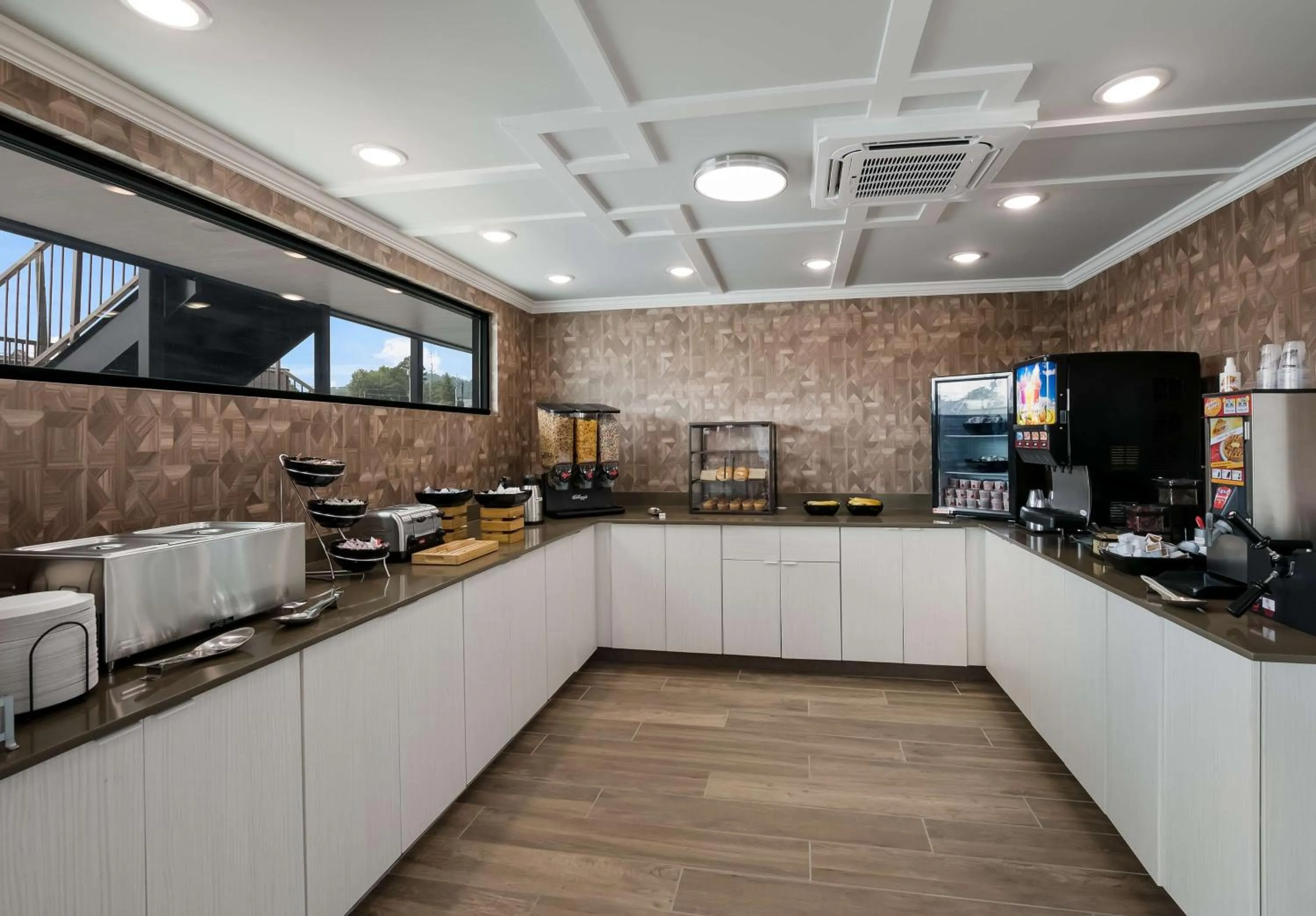 Restaurant/places to eat in SureStay Plus by Best Western Pigeon Forge