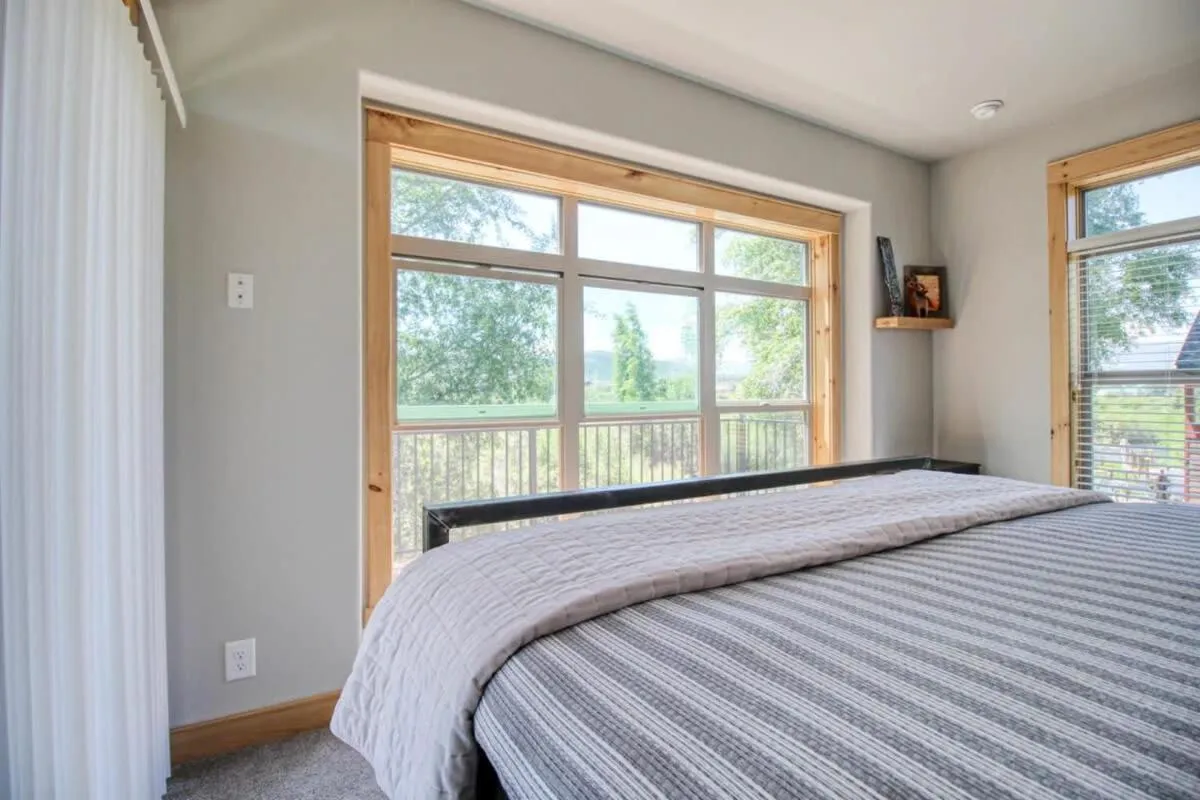Bed in Modern 3bd cabin in Edgewater