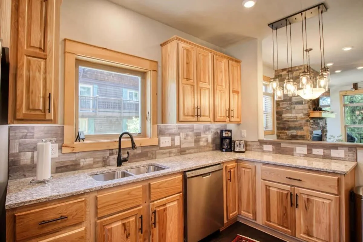 Coffee/tea facilities in Modern 3bd cabin in Edgewater