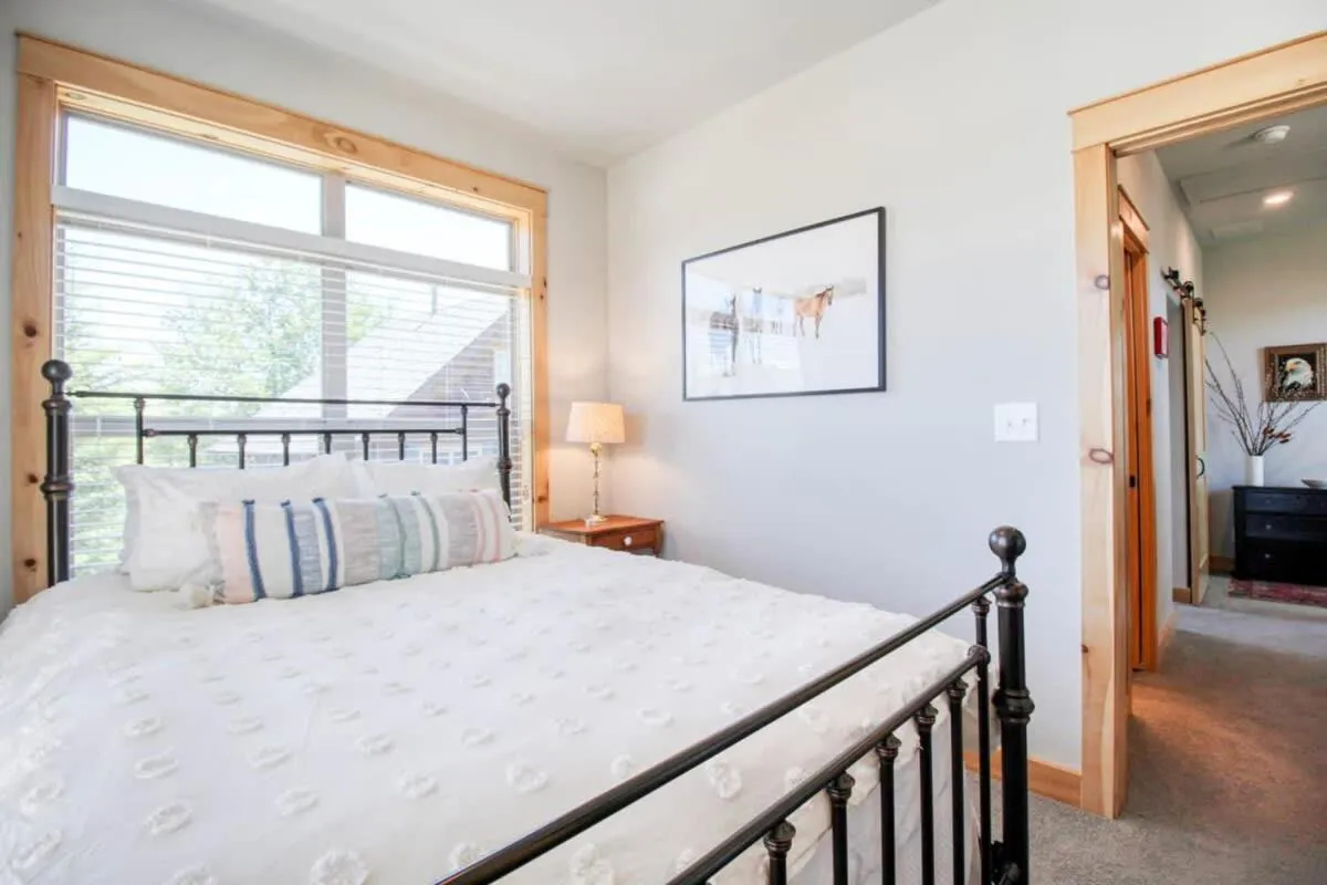 Bed in Modern 3bd cabin in Edgewater