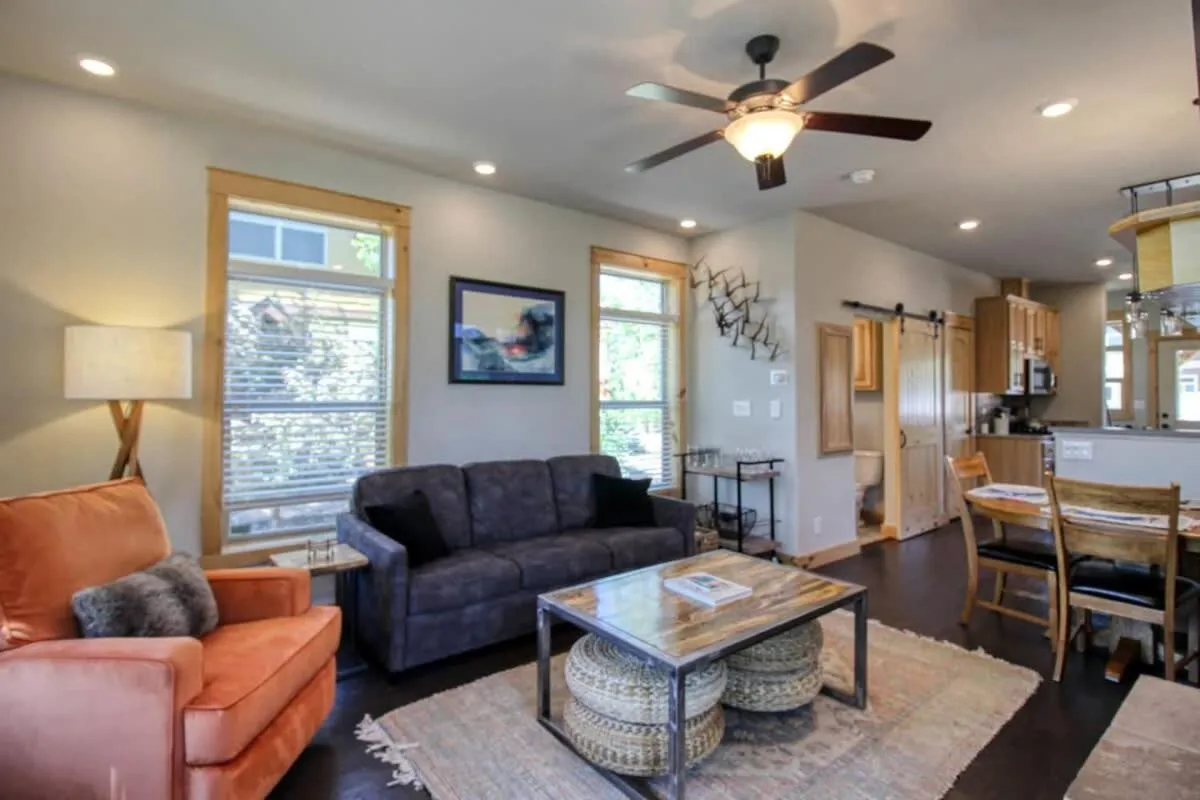 Living room in Modern 3bd cabin in Edgewater