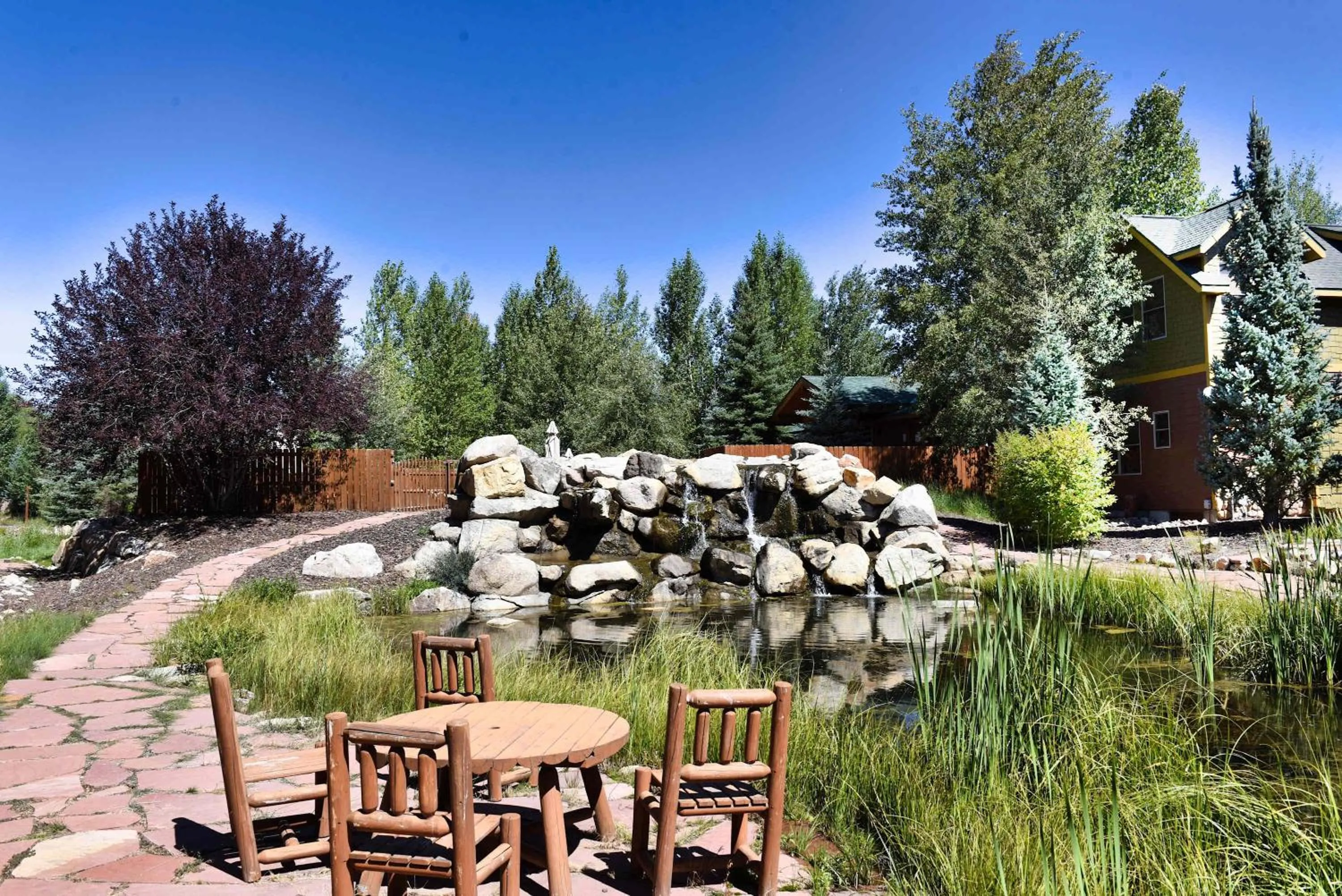 Day in Modern 3bd cabin in Edgewater