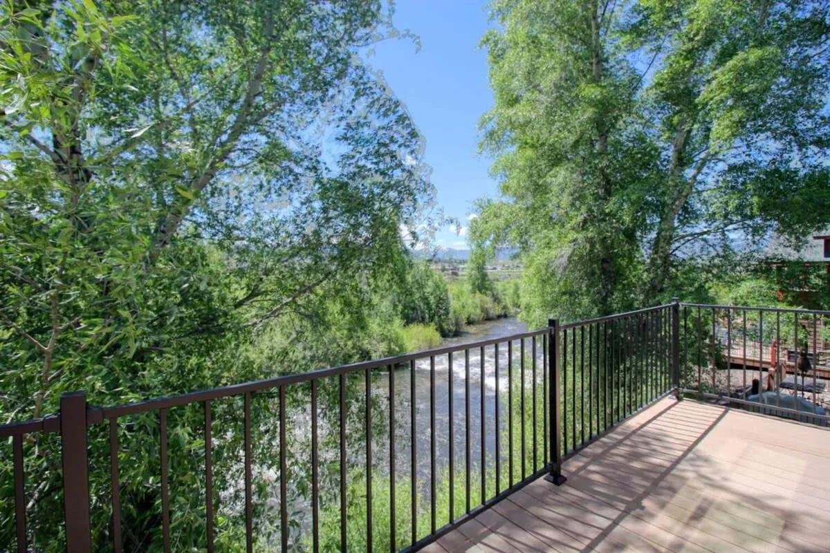 Day in Modern 3bd cabin in Edgewater