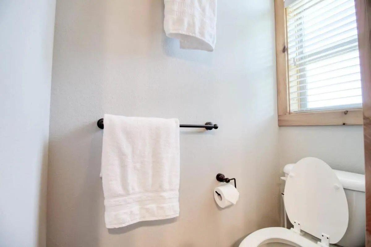 Toilet in Modern 3bd cabin in Edgewater