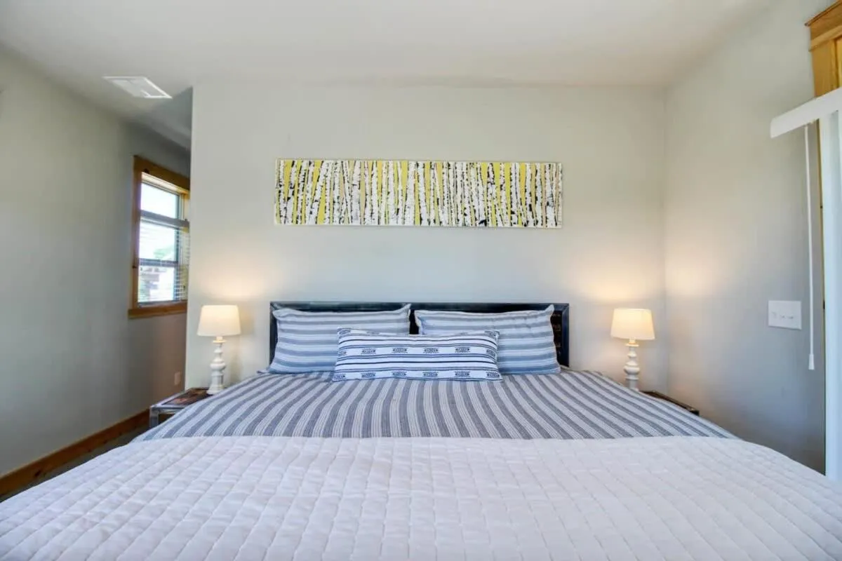 Bed in Modern 3bd cabin in Edgewater