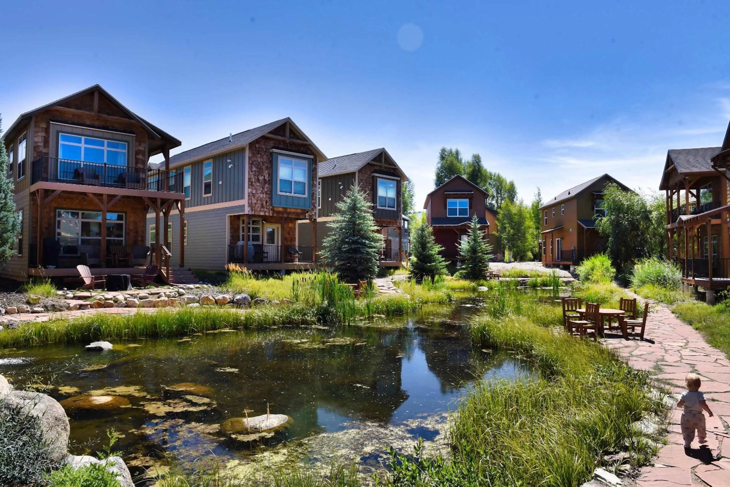 Day in Modern 3bd cabin in Edgewater